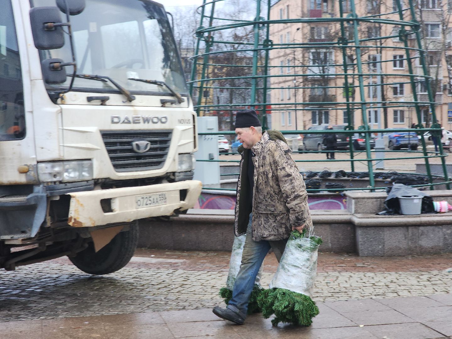 долгопрудный, площадь собина, демонтаж елок, ледяной городок, вертикалки,