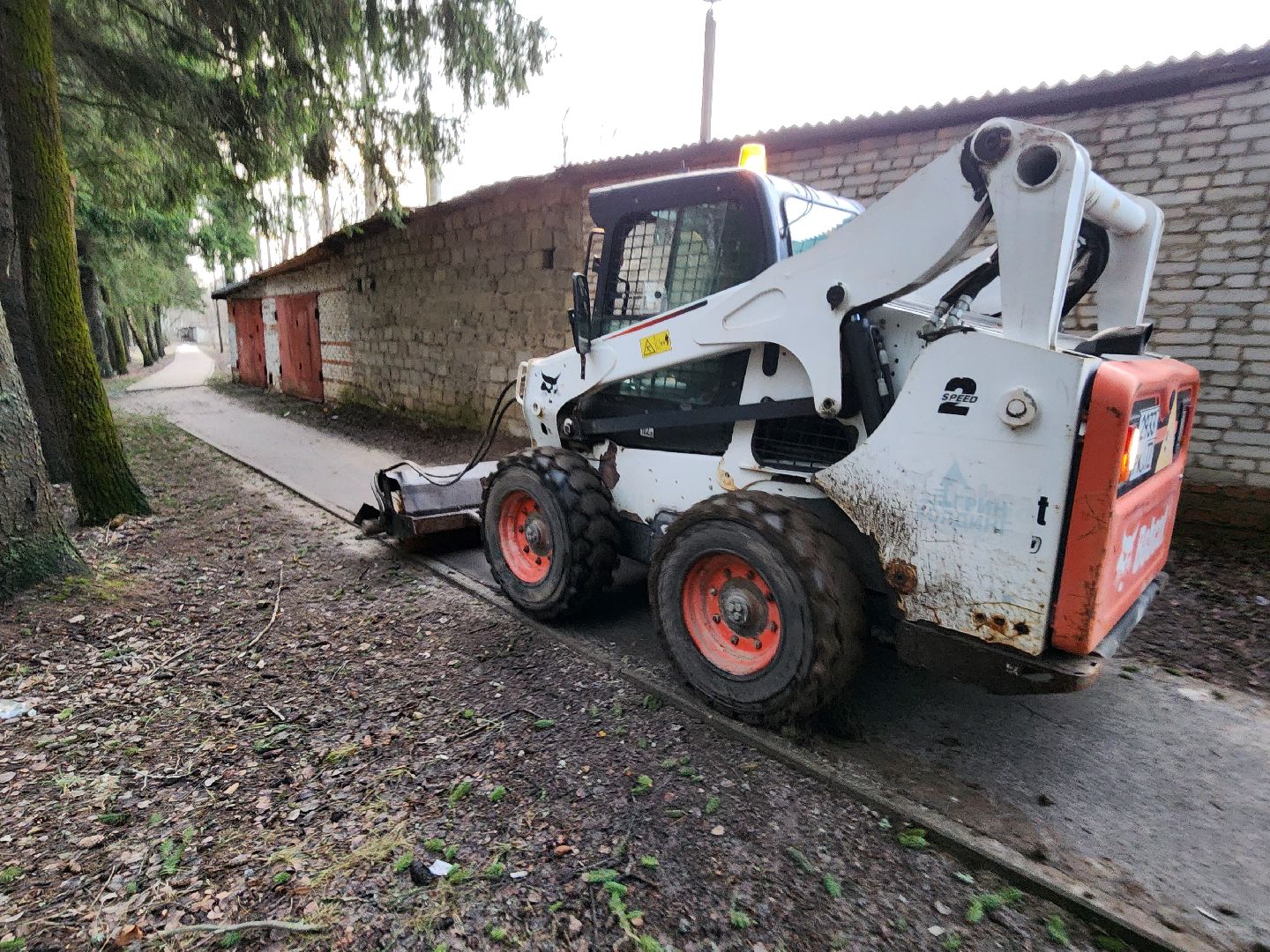 Чехов, деревня Алексеевка, уборка дорог, уборка тротуаров, содержание дорог и тротуаров, пешеходные дорожки, уборочная техника, мбу чеховское благоустройство, вертикалка,