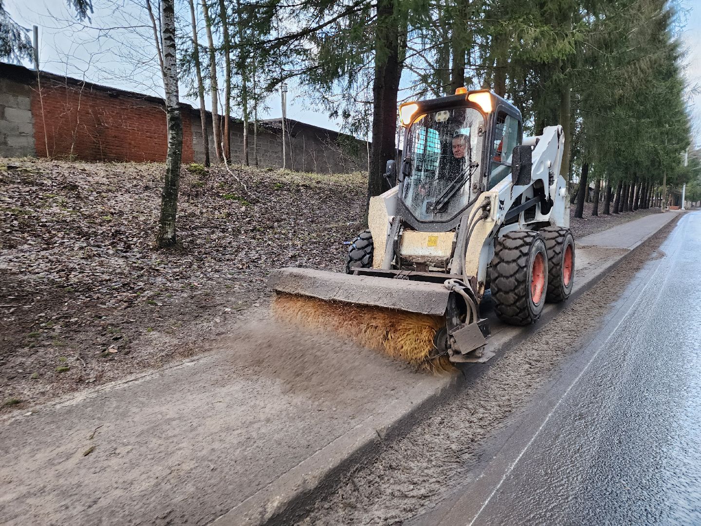 Чехов, деревня Алексеевка, уборка дорог, уборка тротуаров, содержание дорог и тротуаров, пешеходные дорожки, уборочная техника, мбу чеховское благоустройство, вертикалка,