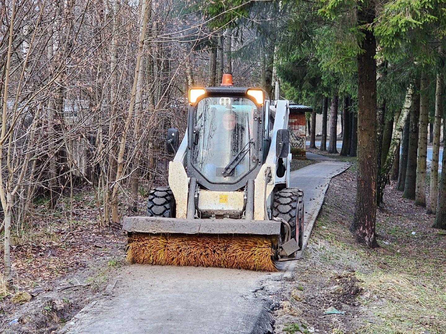 Чехов, деревня Алексеевка, уборка дорог, уборка тротуаров, содержание дорог и тротуаров, пешеходные дорожки, уборочная техника, мбу чеховское благоустройство, вертикалка,