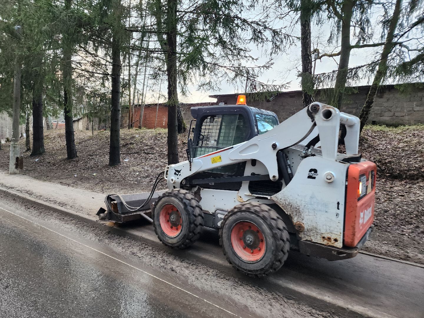 Чехов, деревня Алексеевка, уборка дорог, уборка тротуаров, содержание дорог и тротуаров, пешеходные дорожки, уборочная техника, мбу чеховское благоустройство, вертикалка,