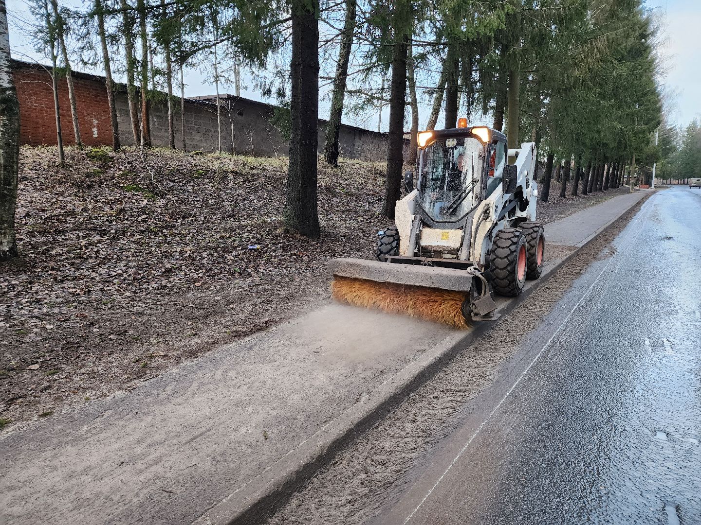 Чехов, деревня Алексеевка, уборка дорог, уборка тротуаров, содержание дорог и тротуаров, пешеходные дорожки, уборочная техника, мбу чеховское благоустройство, вертикалка,