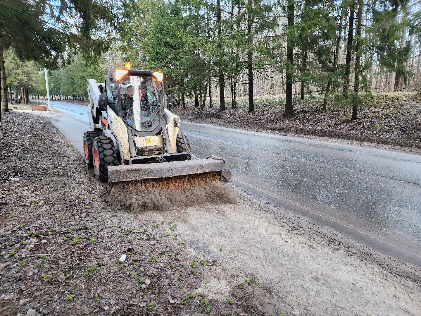 Чехов, деревня Алексеевка, уборка дорог, уборка тротуаров, содержание дорог и тротуаров, пешеходные дорожки, уборочная техника, мбу чеховское благоустройство, вертикалка,