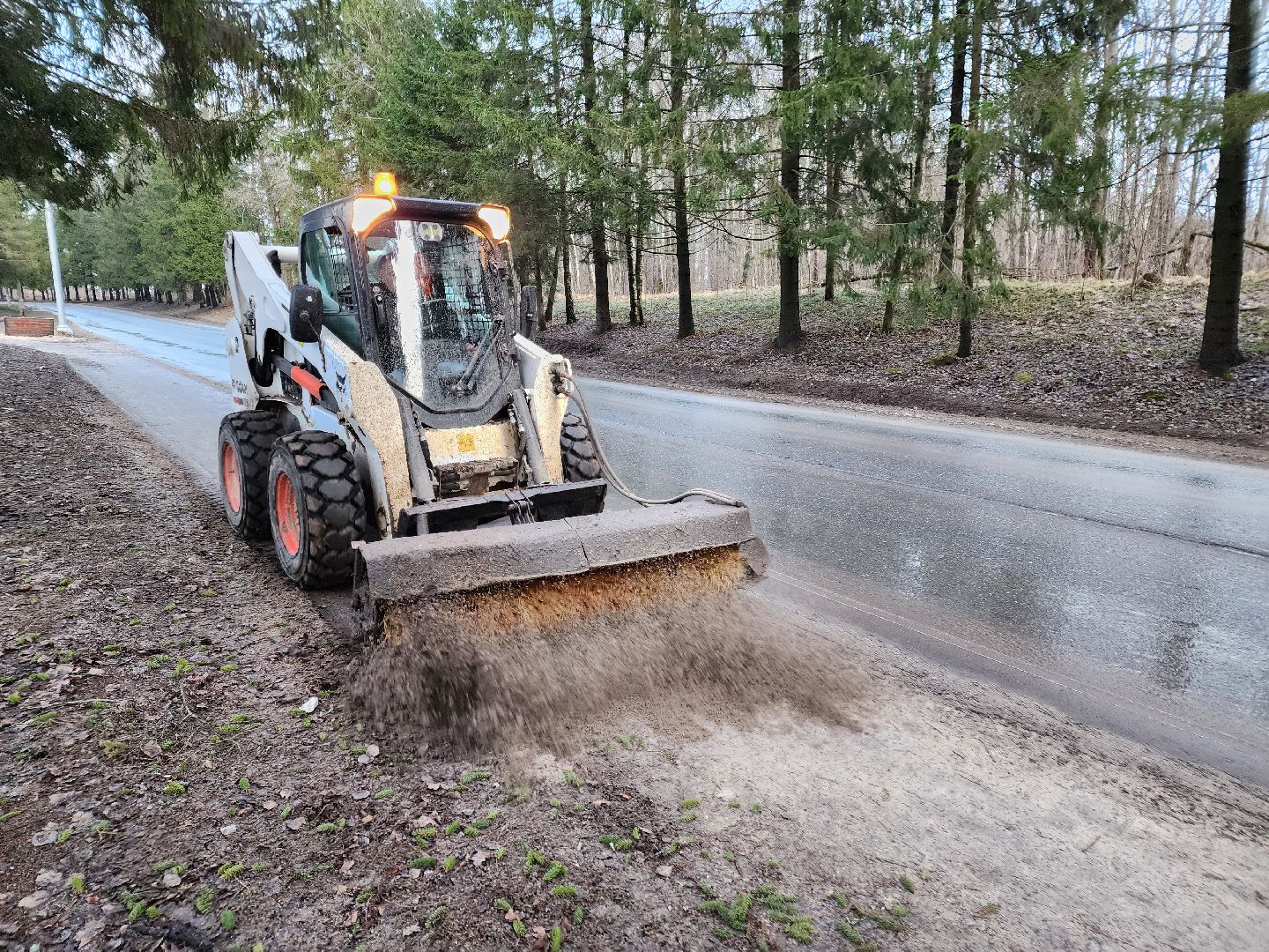 Чехов, деревня Алексеевка, уборка дорог, уборка тротуаров, содержание дорог и тротуаров, пешеходные дорожки, уборочная техника, мбу чеховское благоустройство, вертикалка,