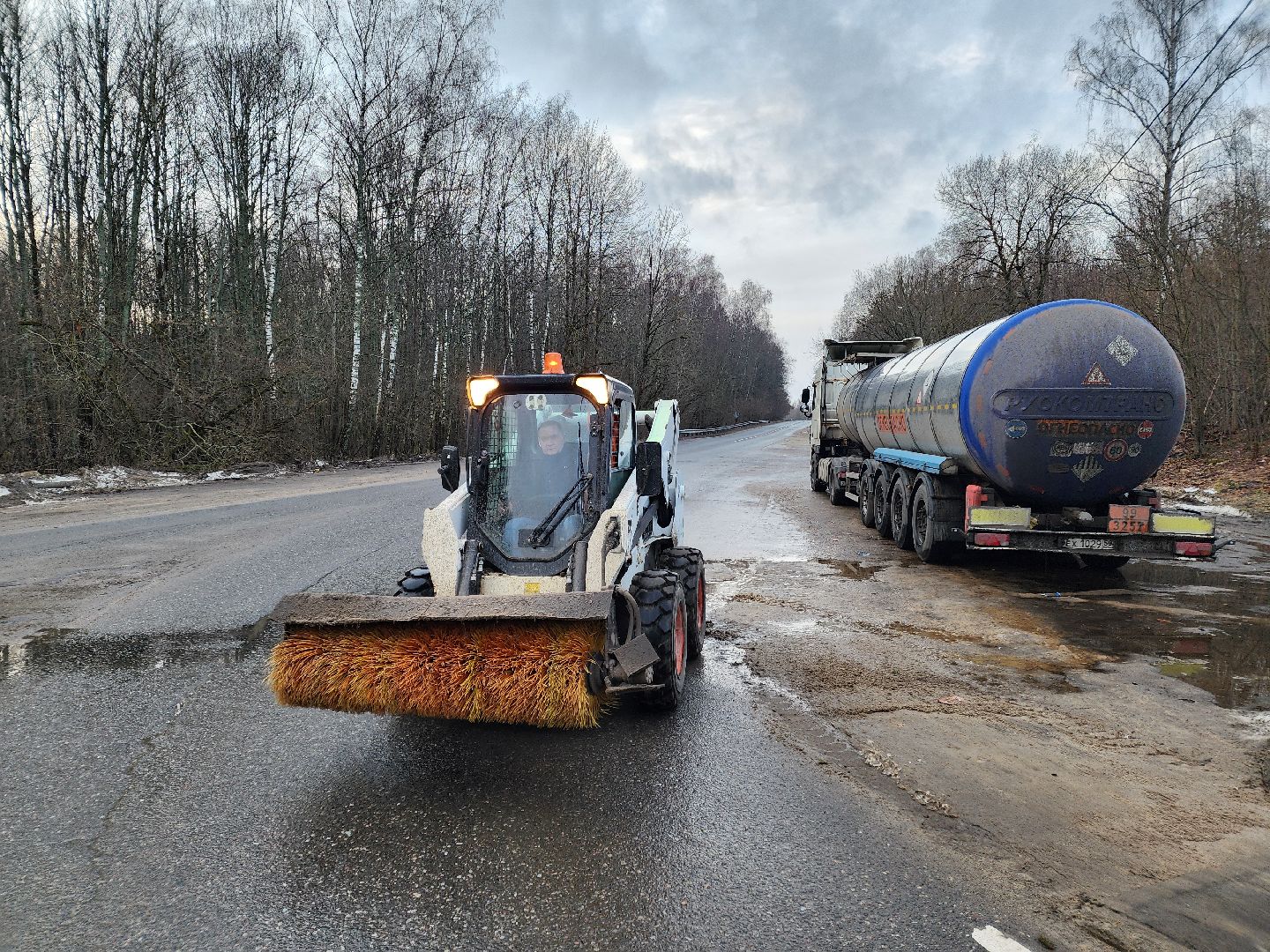 Чехов, деревня Алексеевка, уборка дорог, уборка тротуаров, содержание дорог и тротуаров, пешеходные дорожки, уборочная техника, мбу чеховское благоустройство, вертикалка,