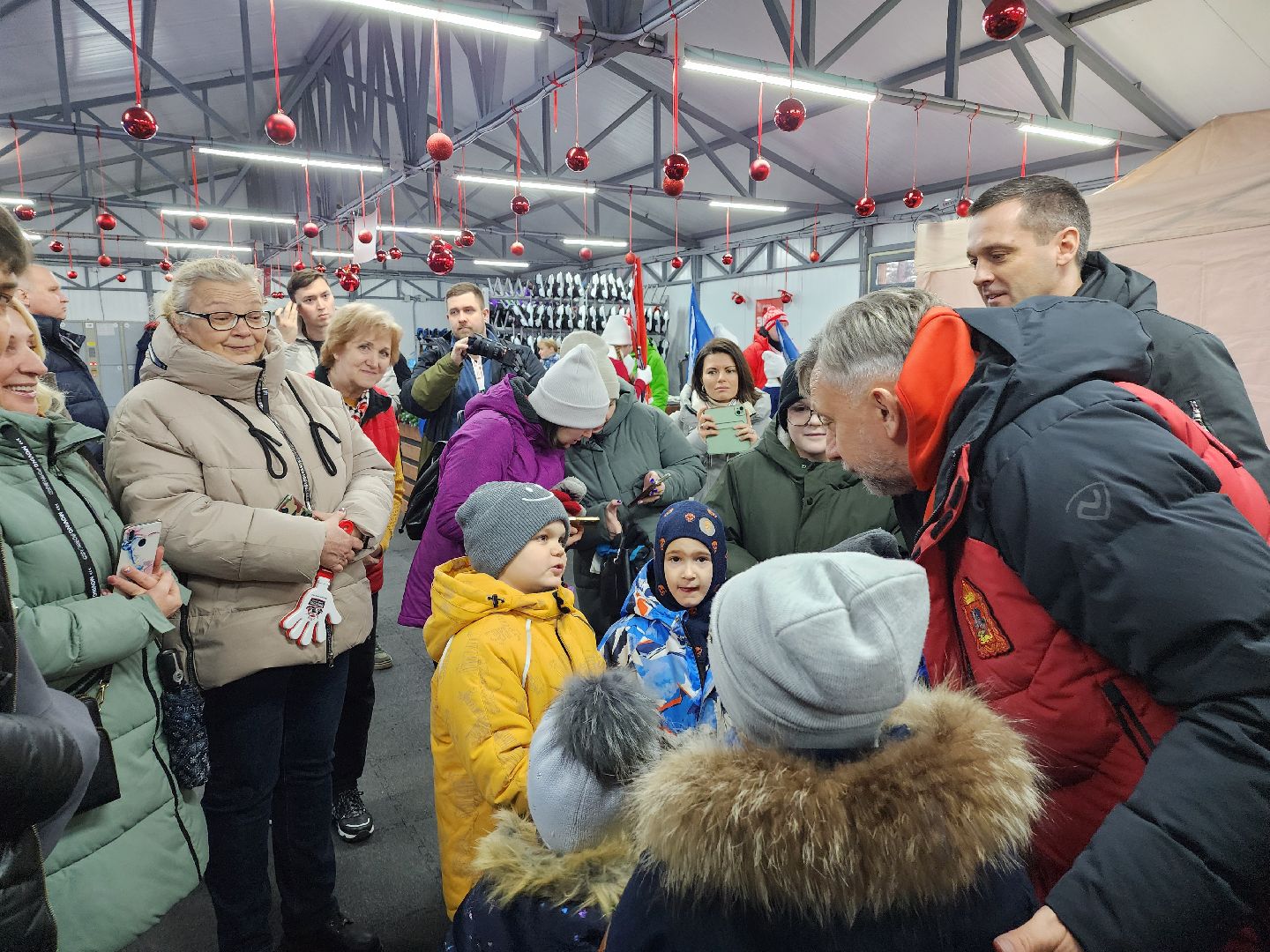 Дубна, дети бойцов сво, Подарки, выходи во двор, Хоккей, Спортсмены, вертикалки,