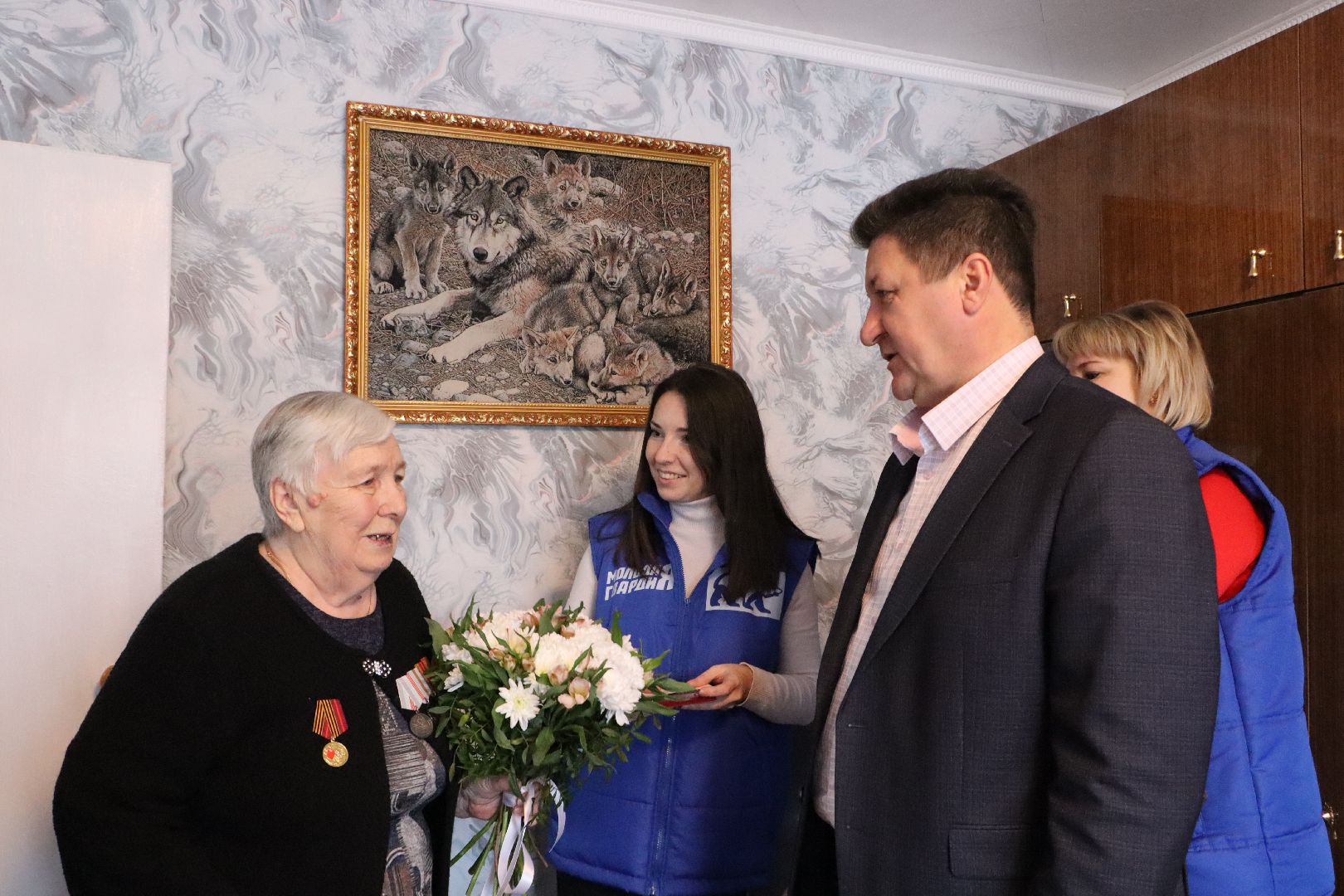 медаль 80 лет победы, cеребряные gруды, поселок lмитриевский, жительница блокадного ленинграда, глава округа,