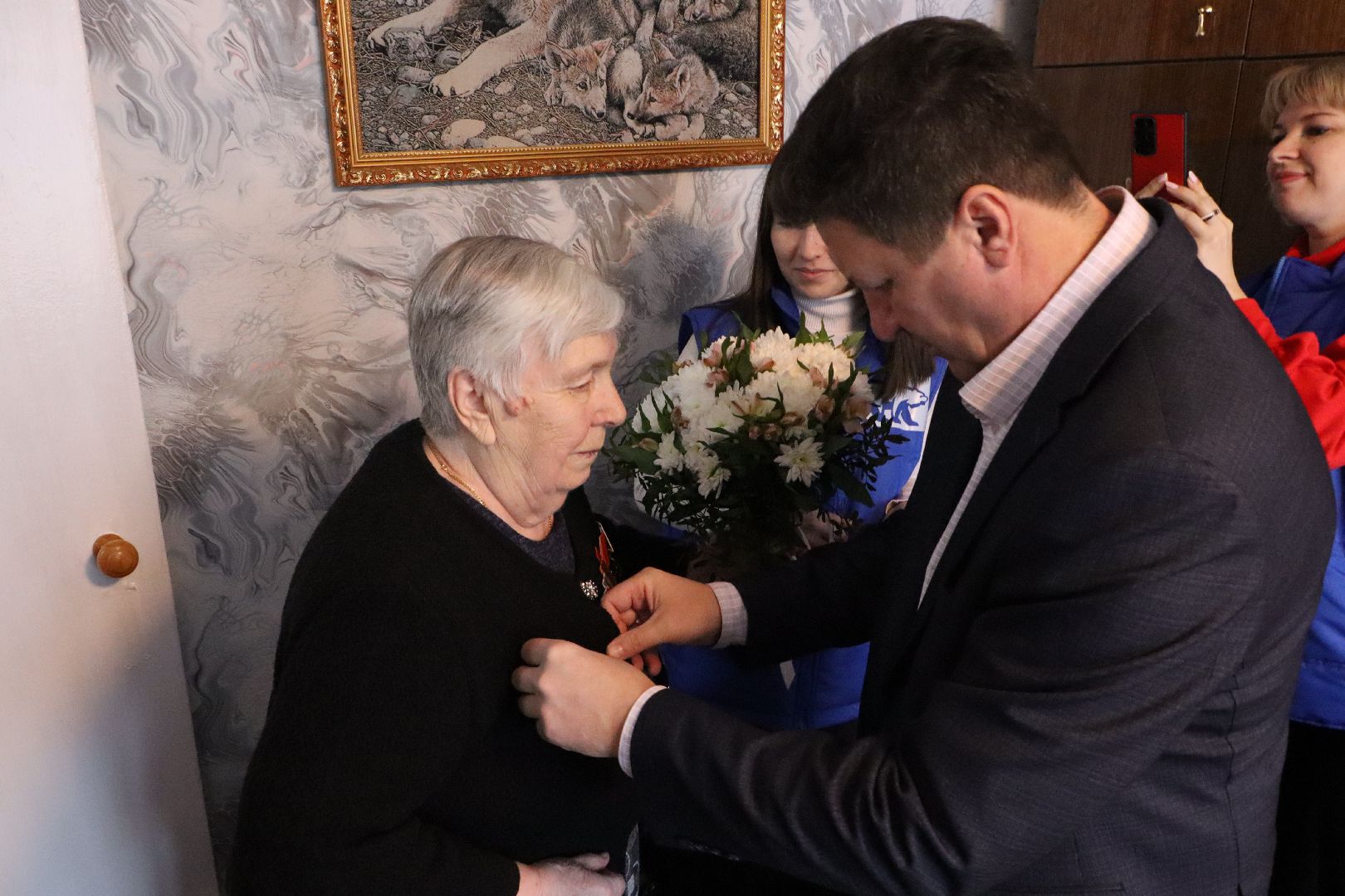 медаль 80 лет победы, cеребряные gруды, поселок lмитриевский, жительница блокадного ленинграда, глава округа,