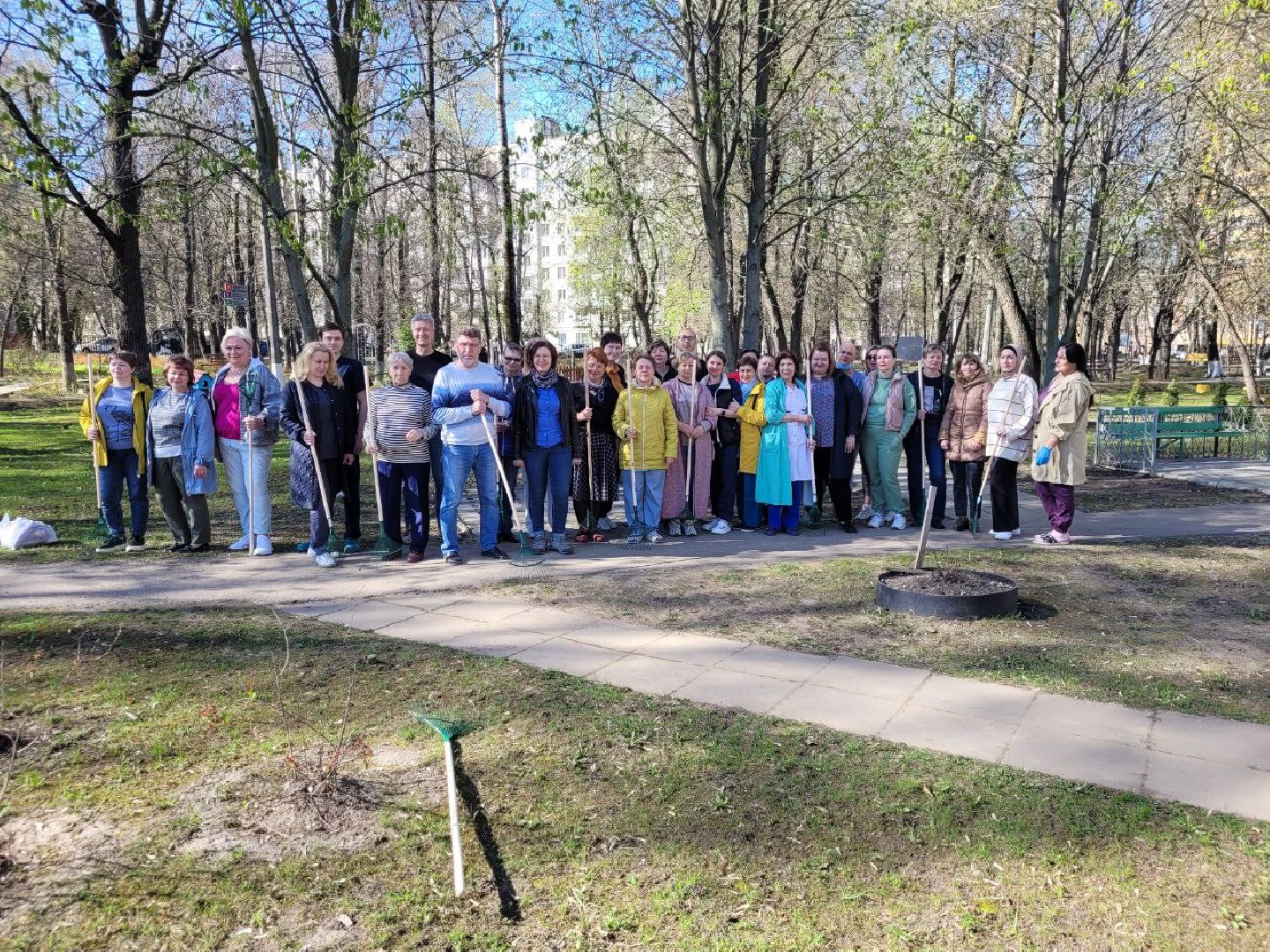 Реутов, медицина, субботник, чистота, стерильность, мытьё окон, уборка листвы