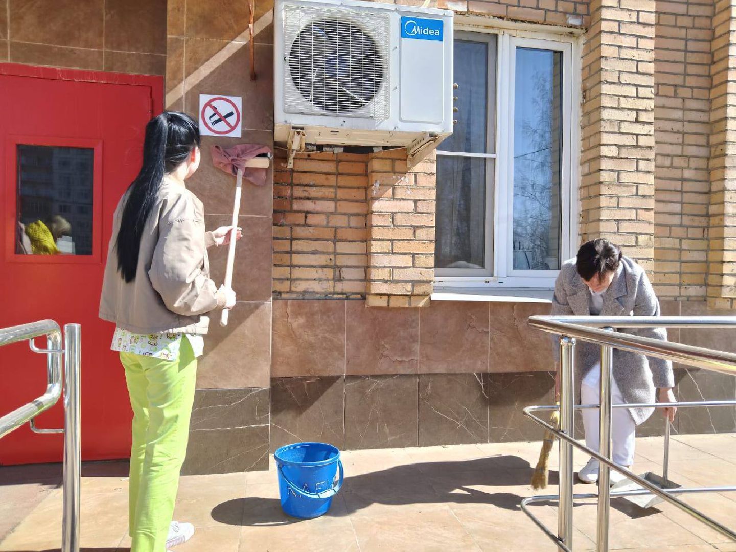 Реутов, медицина, субботник, чистота, стерильность, мытьё окон, уборка листвы