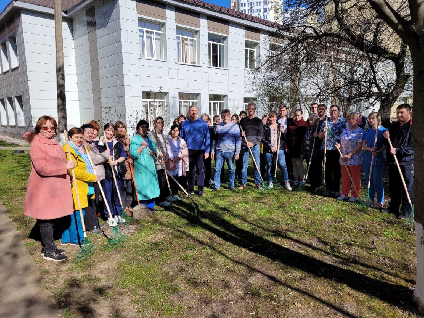 Реутов, медицина, субботник, чистота, стерильность, мытьё окон, уборка листвы