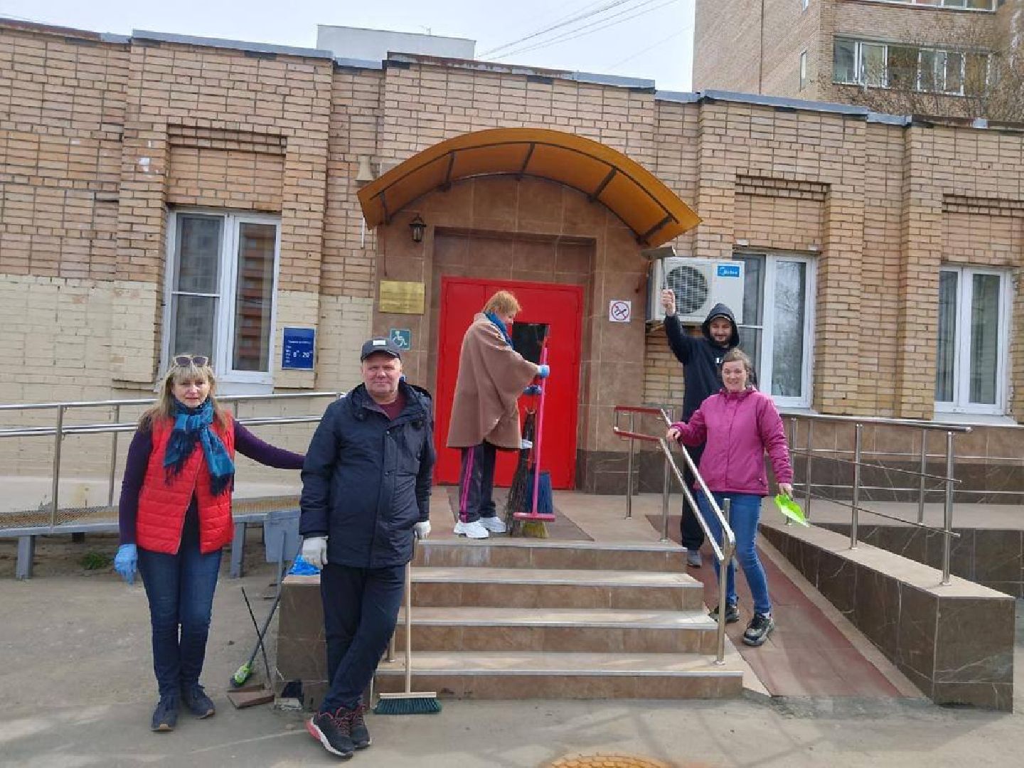 Реутов, медицина, субботник, чистота, стерильность, мытьё окон, уборка листвы