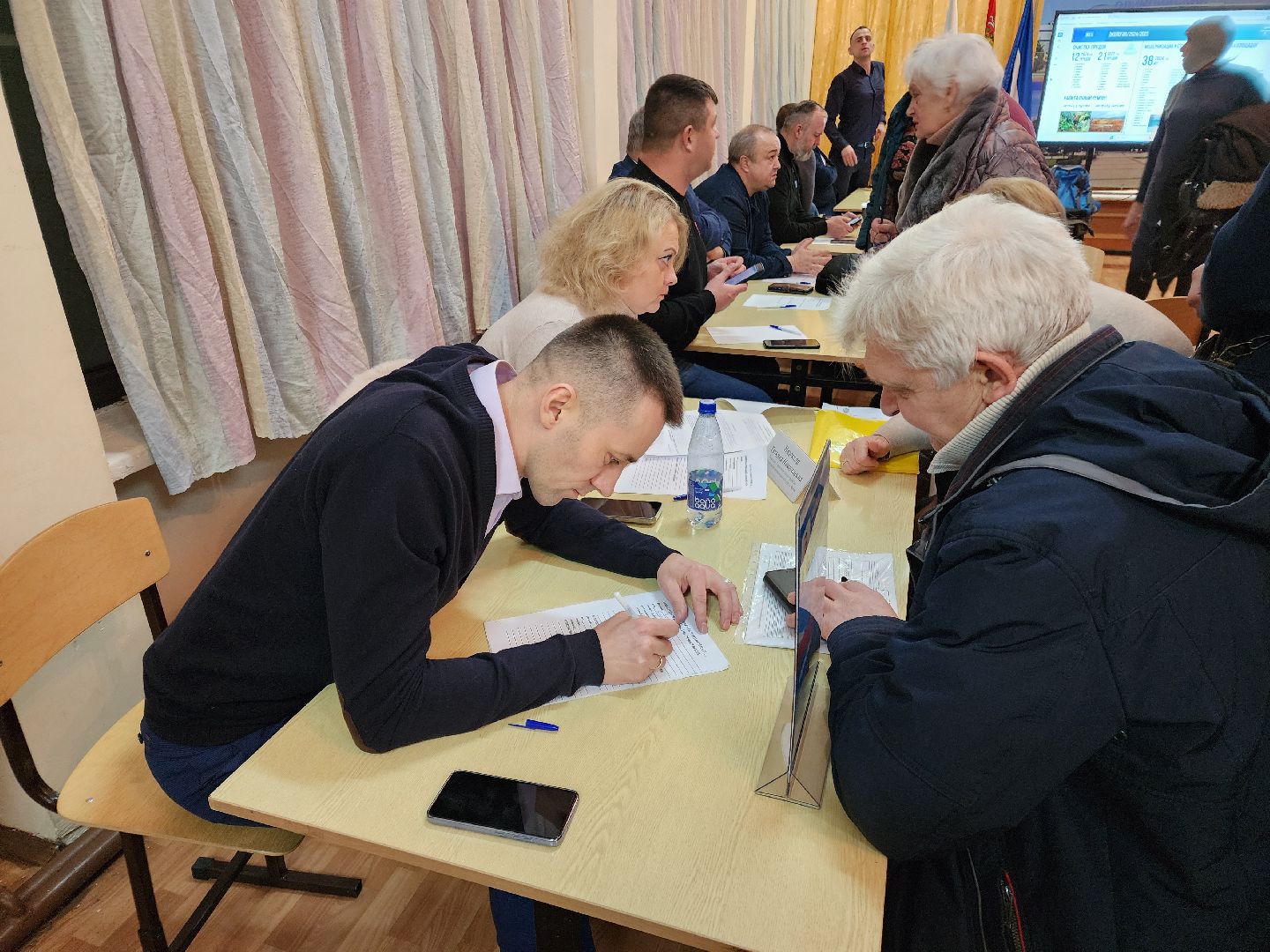 Чехов, выездная администрация, встречи с жителями, обращения граждан, деревня Дубинино, подъездная дорога, улицы Нижняя и Заречная, освещение, уличные фонари, благоустройство, содержание дорог,