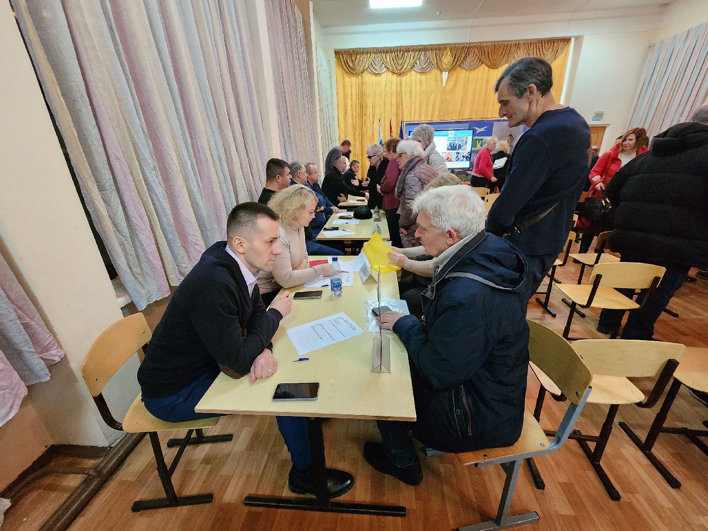 Чехов, выездная администрация, встречи с жителями, обращения граждан, деревня Дубинино, подъездная дорога, улицы Нижняя и Заречная, освещение, уличные фонари, благоустройство, содержание дорог,