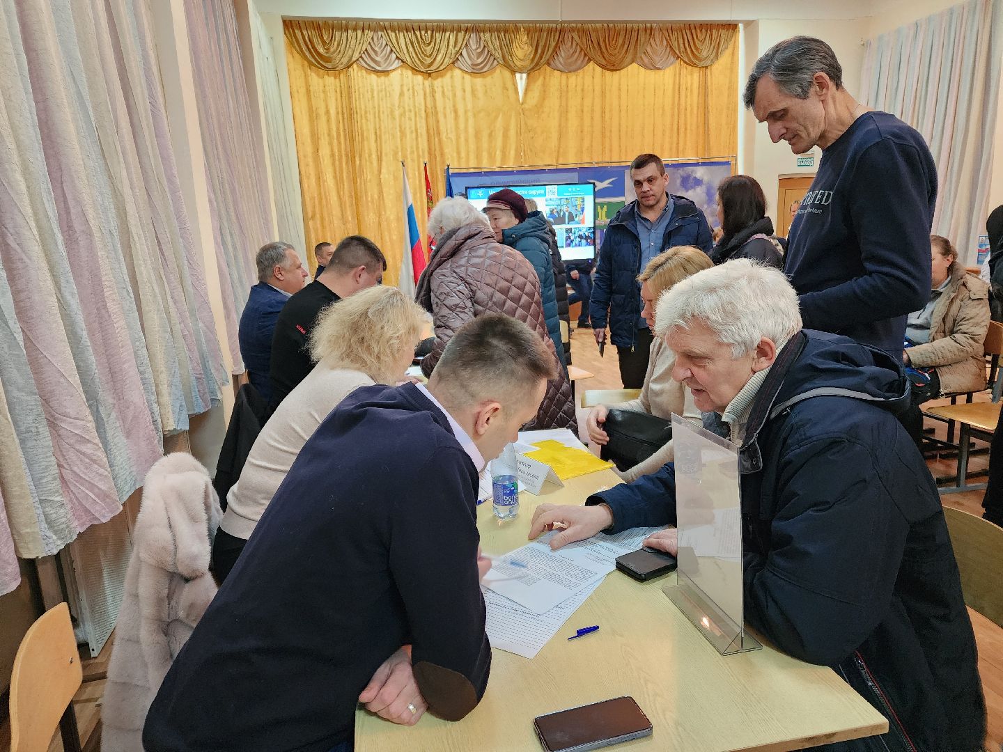 Чехов, выездная администрация, встречи с жителями, обращения граждан, деревня Дубинино, подъездная дорога, улицы Нижняя и Заречная, освещение, уличные фонари, благоустройство, содержание дорог,