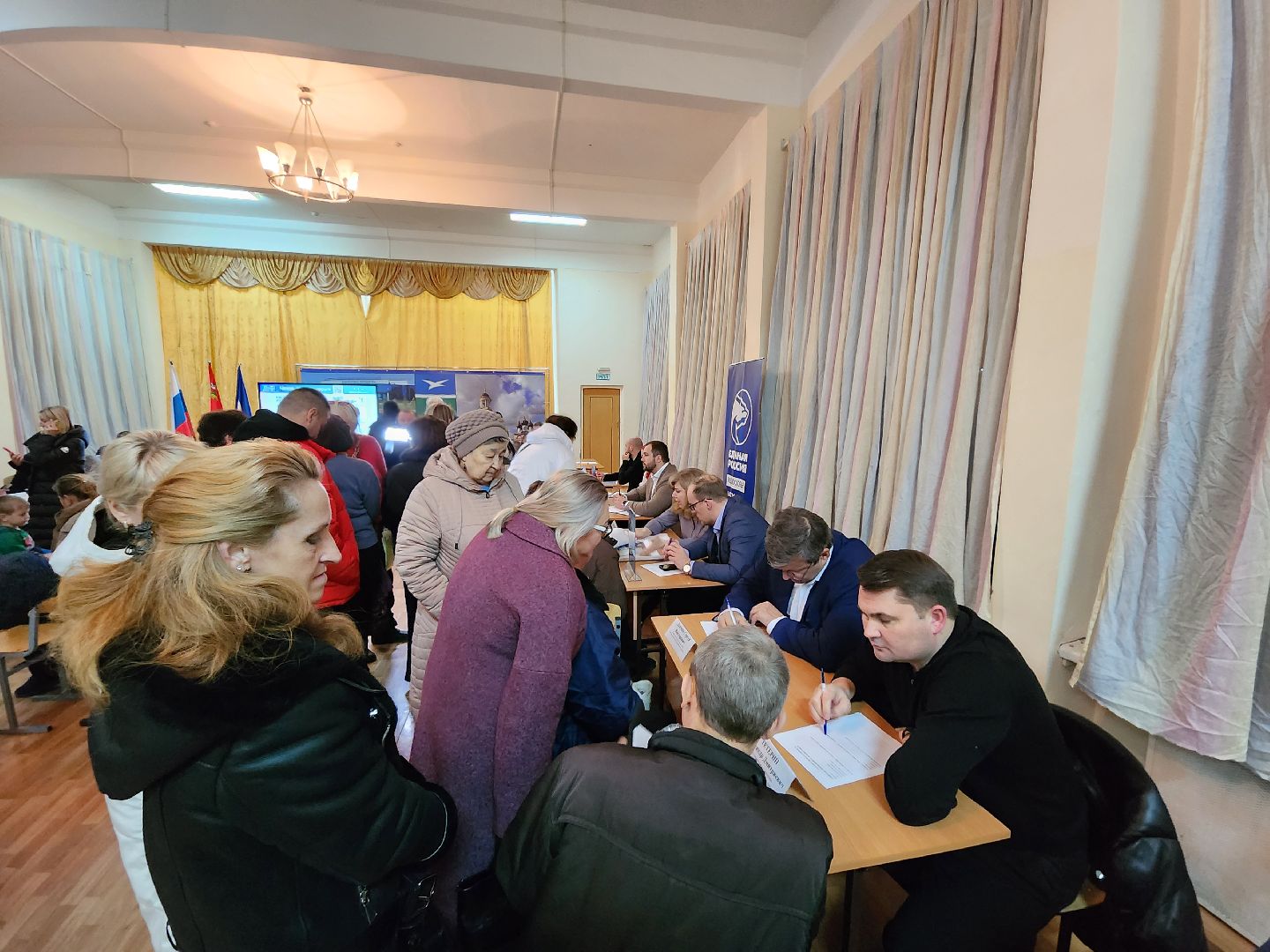 Чехов, выездная администрация, встречи с жителями, обращения граждан, деревня Дубинино, подъездная дорога, улицы Нижняя и Заречная, освещение, уличные фонари, благоустройство, содержание дорог,