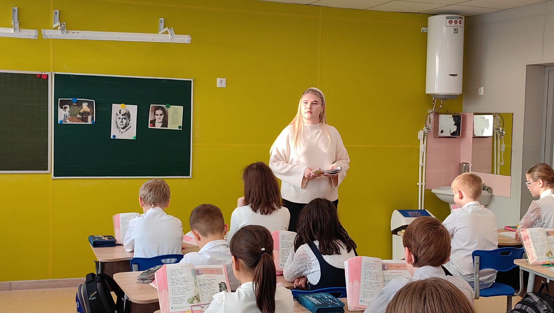 учитель начальных классов, школа, педагог, доплата, молодой специалист,