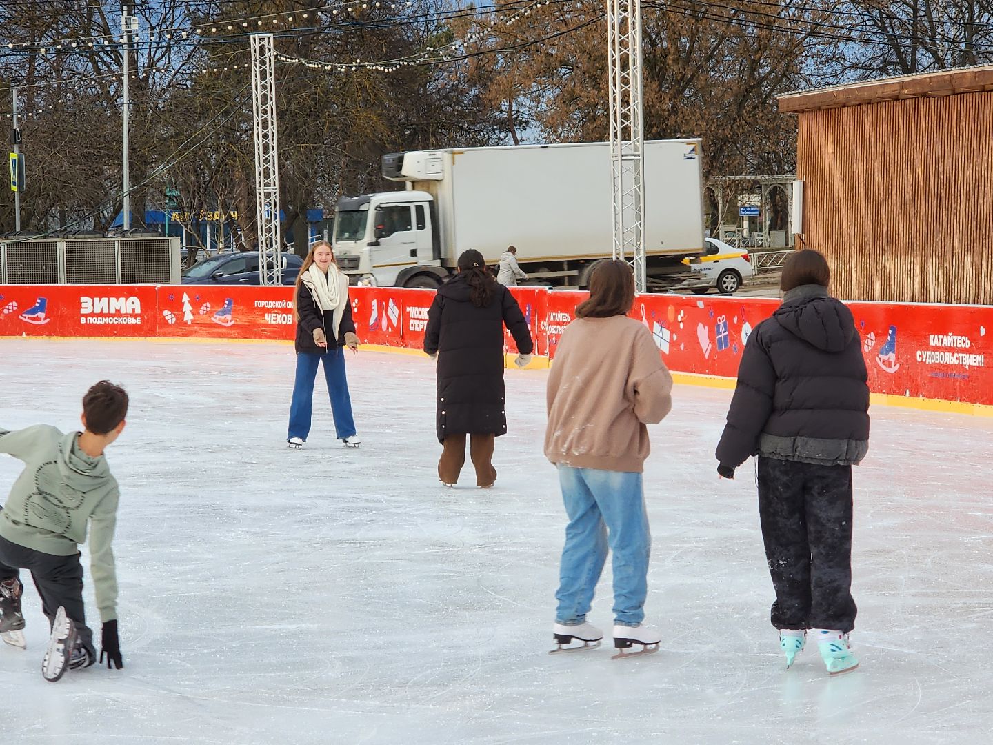 Чехов, Советская площадь 3, открытый ледовый каток, бесплатный каток, катание на коньках, сеансы, график работы, прокат коньков, проект зима в подмосковье, губернатор московской области,