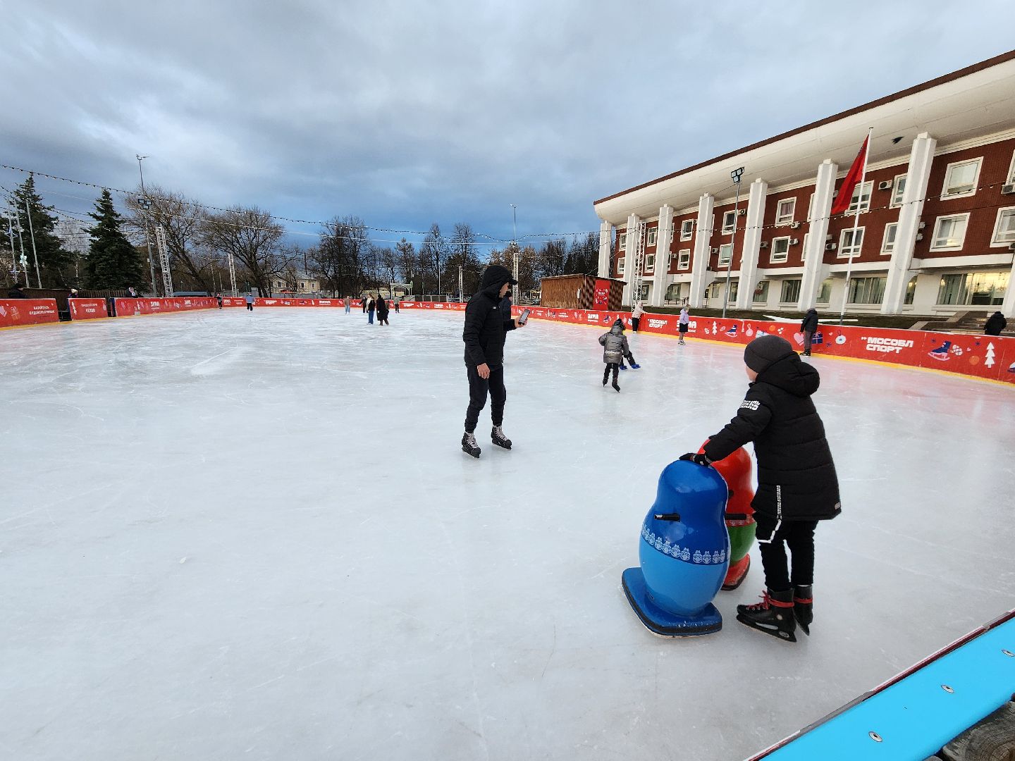 Чехов, Советская площадь 3, открытый ледовый каток, бесплатный каток, катание на коньках, сеансы, график работы, прокат коньков, проект зима в подмосковье, губернатор московской области,