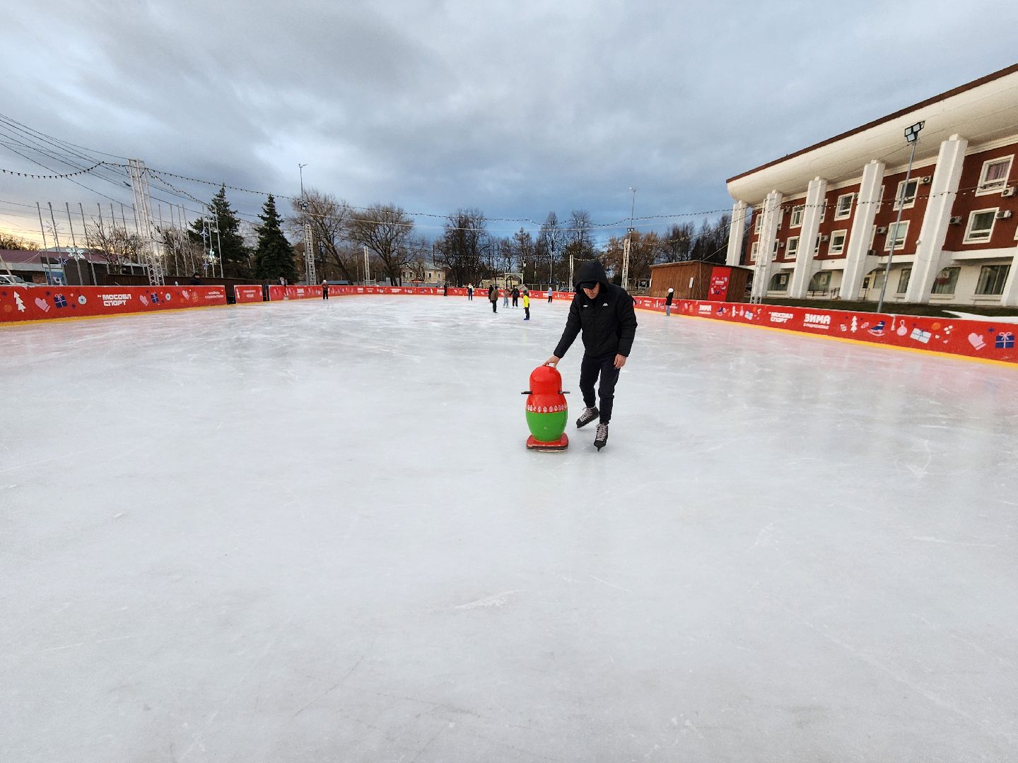 Чехов, Советская площадь 3, открытый ледовый каток, бесплатный каток, катание на коньках, сеансы, график работы, прокат коньков, проект зима в подмосковье, губернатор московской области,