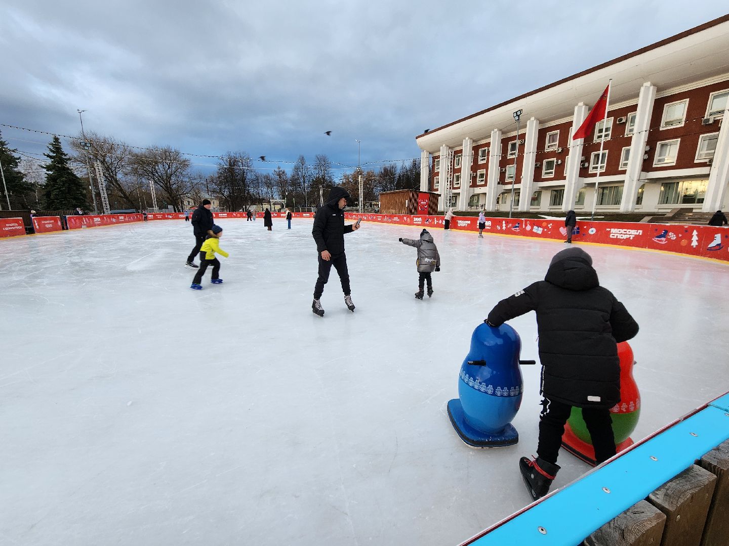 Чехов, Советская площадь 3, открытый ледовый каток, бесплатный каток, катание на коньках, сеансы, график работы, прокат коньков, проект зима в подмосковье, губернатор московской области,
