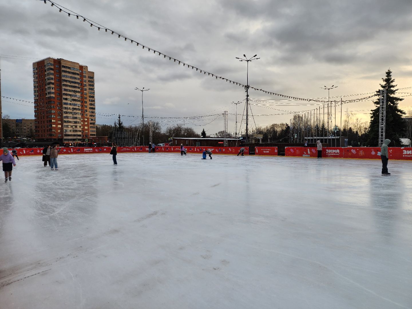 Чехов, Советская площадь 3, открытый ледовый каток, бесплатный каток, катание на коньках, сеансы, график работы, прокат коньков, проект зима в подмосковье, губернатор московской области,
