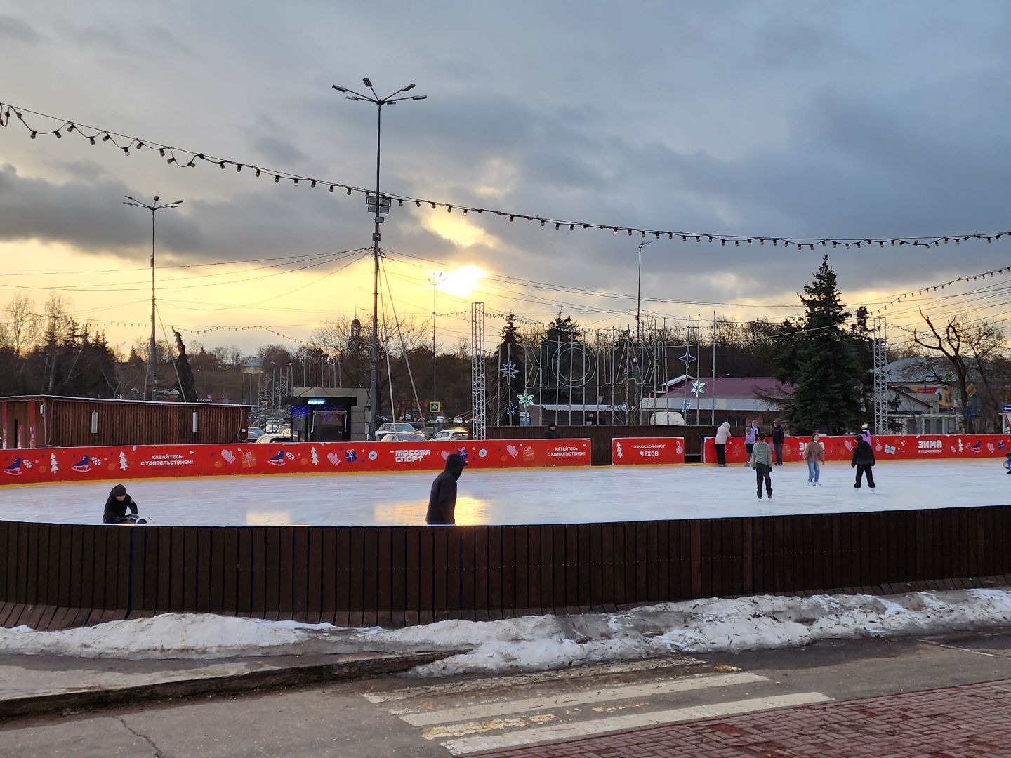 Чехов, Советская площадь 3, открытый ледовый каток, бесплатный каток, катание на коньках, сеансы, график работы, прокат коньков, проект зима в подмосковье, губернатор московской области,