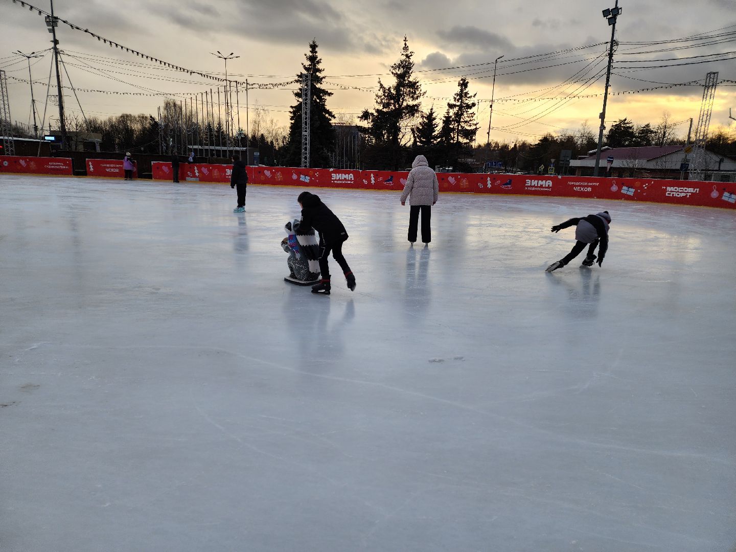 Чехов, Советская площадь 3, открытый ледовый каток, бесплатный каток, катание на коньках, сеансы, график работы, прокат коньков, проект зима в подмосковье, губернатор московской области,