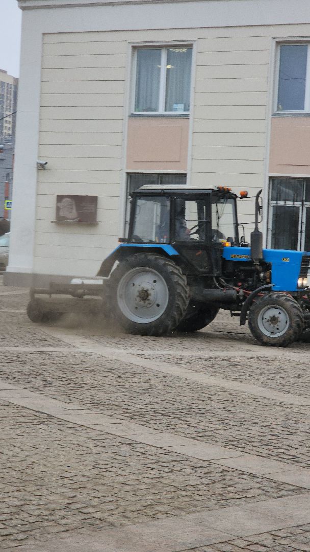 долгопрудный, площадь собина, трактор, уборка, Поручик Ржевский, деревья, вертикалки,