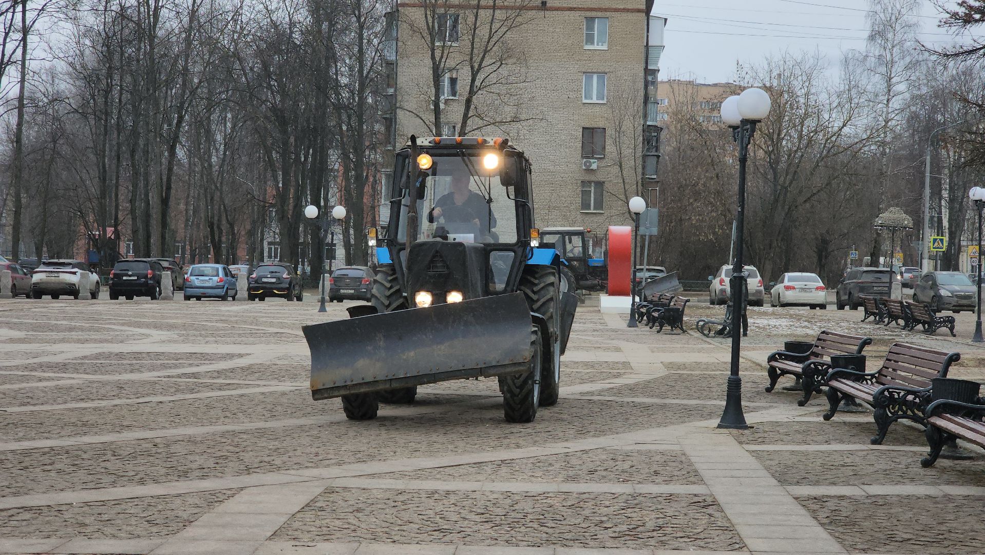 долгопрудный, площадь собина, трактор, уборка, Поручик Ржевский, деревья, вертикалки,