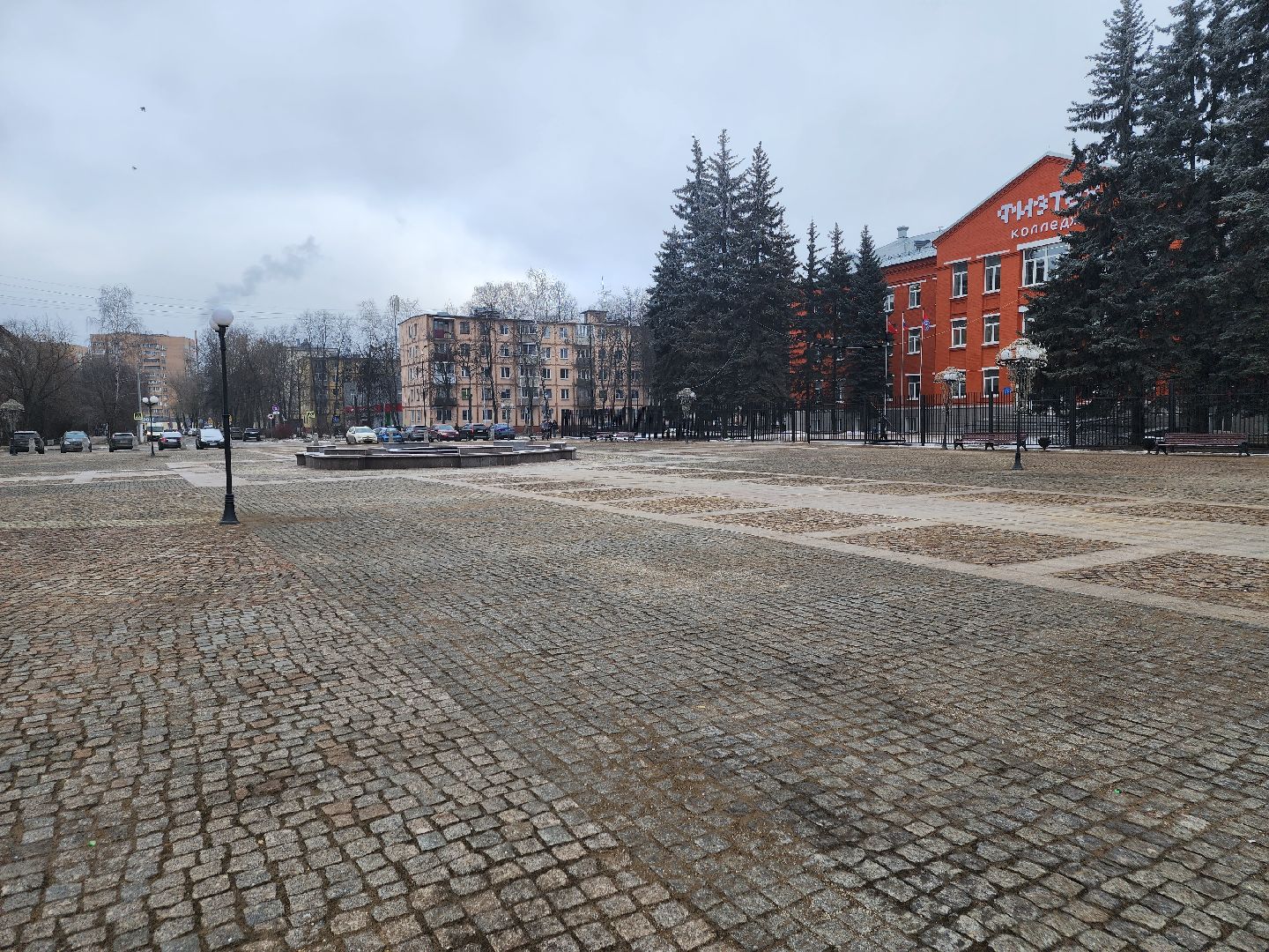 долгопрудный, площадь собина, трактор, уборка, Поручик Ржевский, деревья, вертикалки,