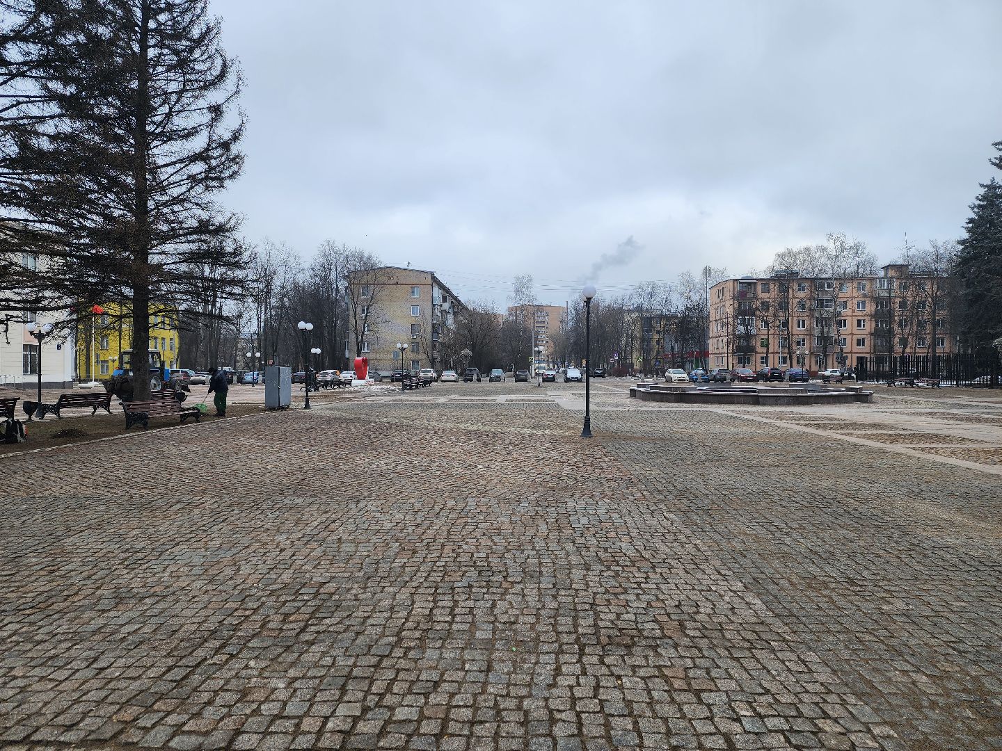 долгопрудный, площадь собина, трактор, уборка, Поручик Ржевский, деревья, вертикалки,