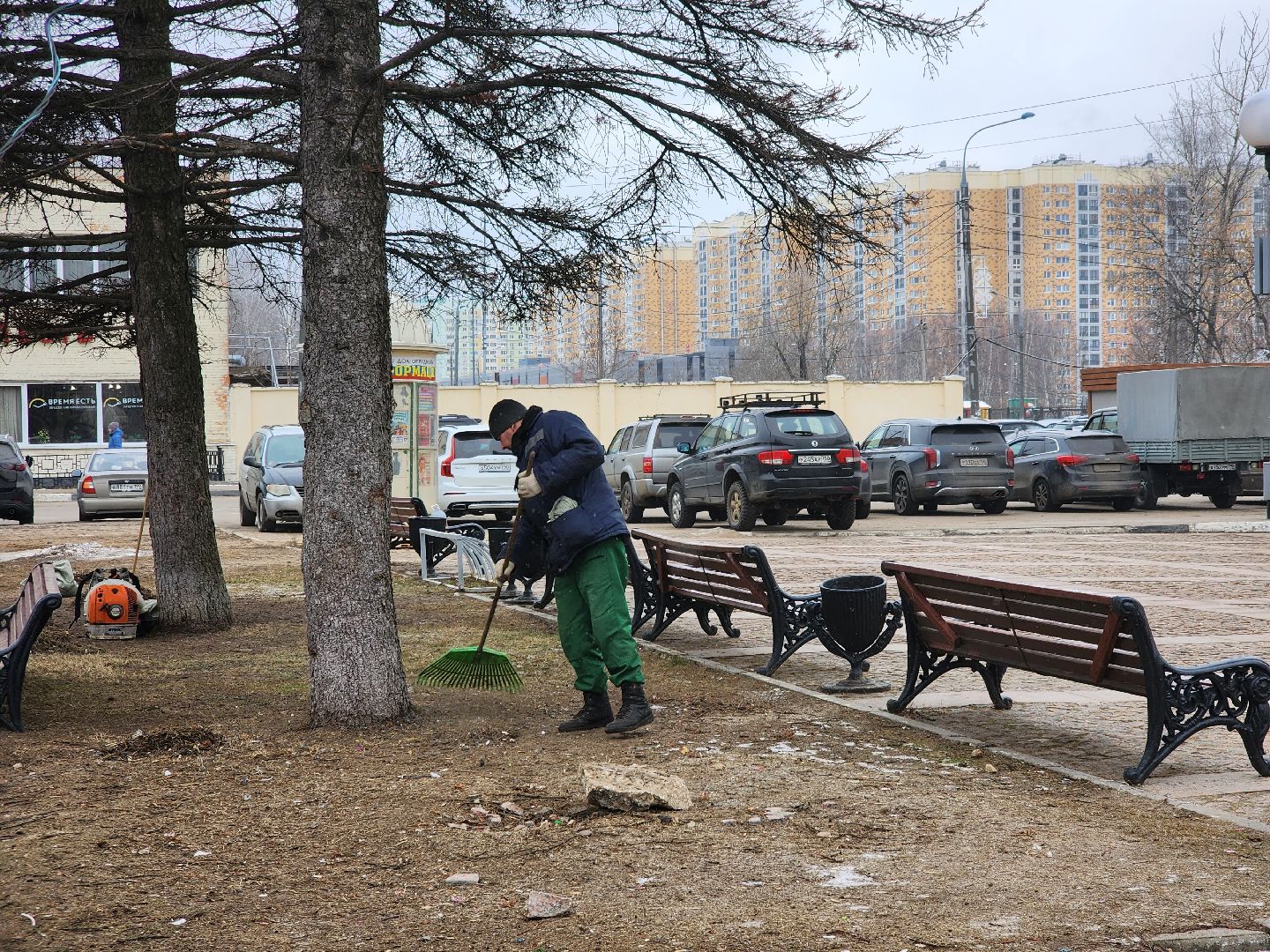 долгопрудный, площадь собина, трактор, уборка, Поручик Ржевский, деревья, вертикалки,