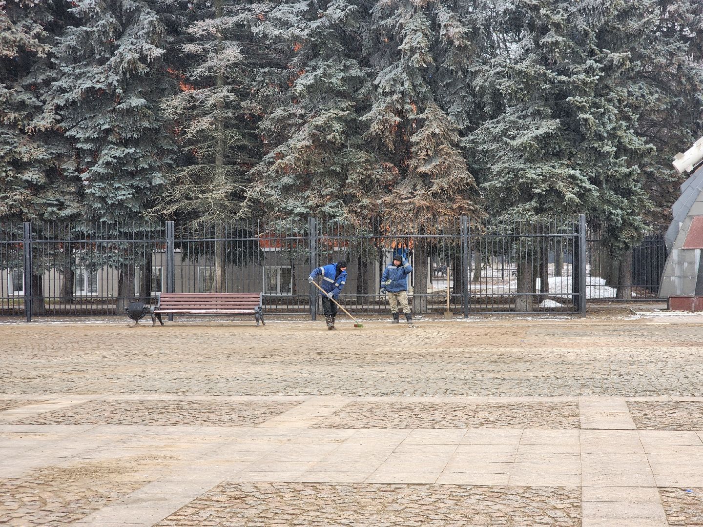 долгопрудный, площадь собина, трактор, уборка, Поручик Ржевский, деревья, вертикалки,