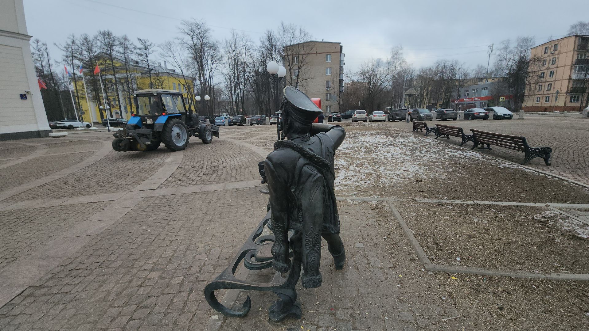 долгопрудный, площадь собина, трактор, уборка, Поручик Ржевский, деревья, вертикалки,