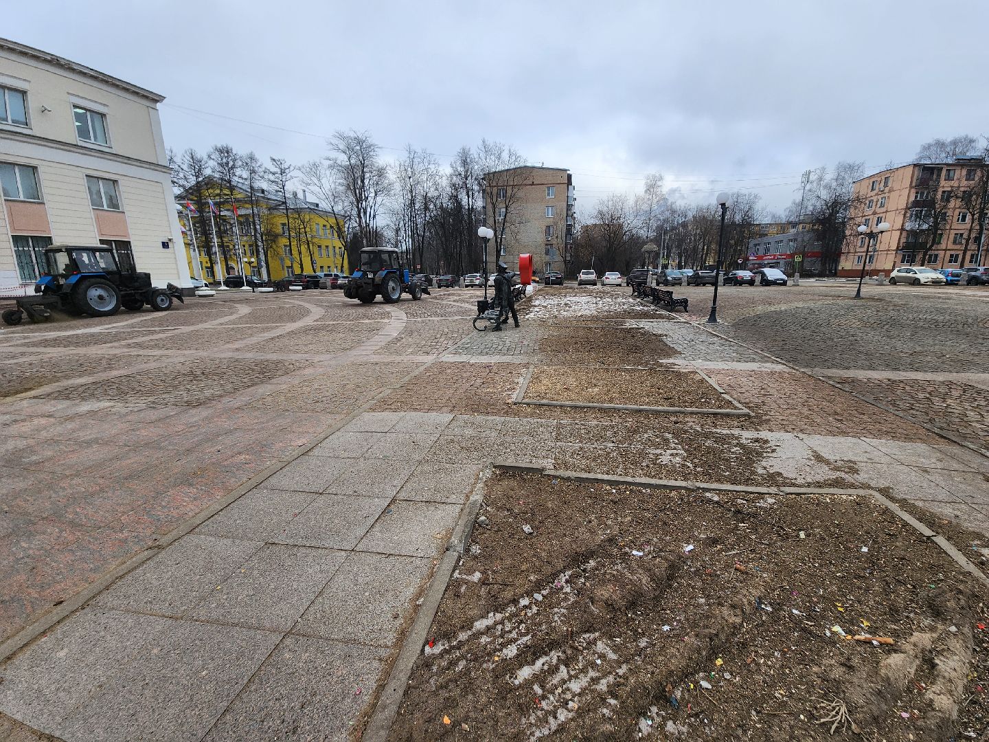долгопрудный, площадь собина, трактор, уборка, Поручик Ржевский, деревья, вертикалки,