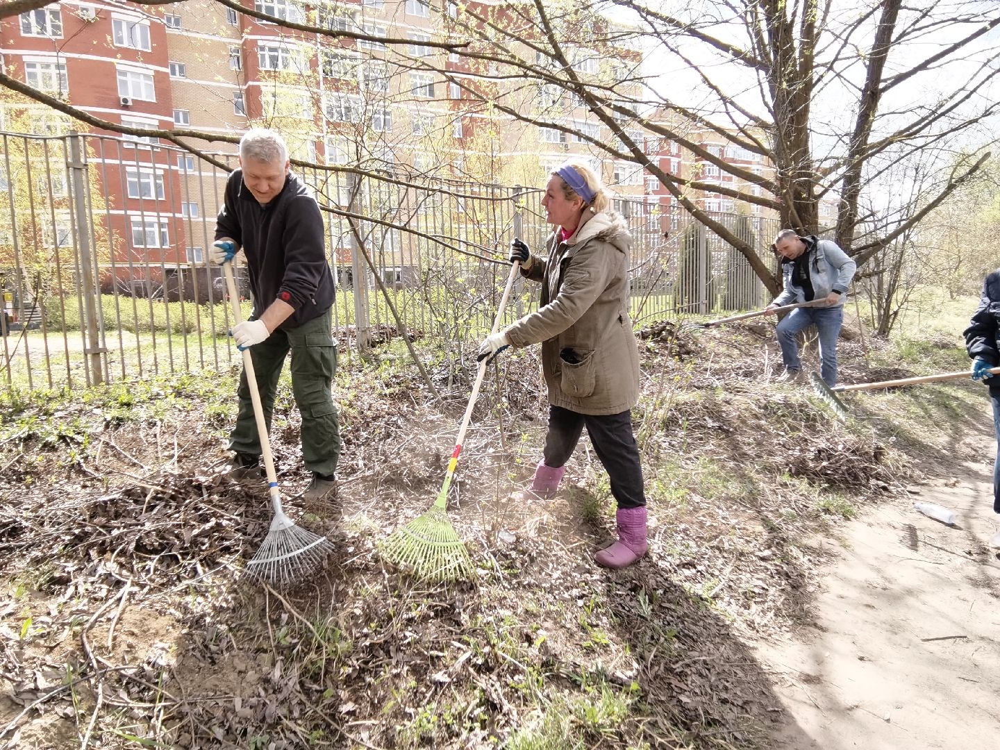 Балашиха, субботник, благоустройство, Заречная 43,44, ТСН Любимый дом, придомовая территория, уборка, содержание и эксплуатация жилых зданий