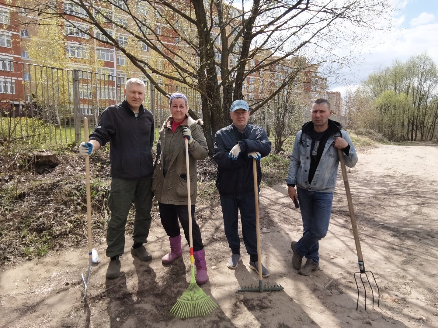 Балашиха, субботник, благоустройство, Заречная 43,44, ТСН Любимый дом, придомовая территория, уборка, содержание и эксплуатация жилых зданий