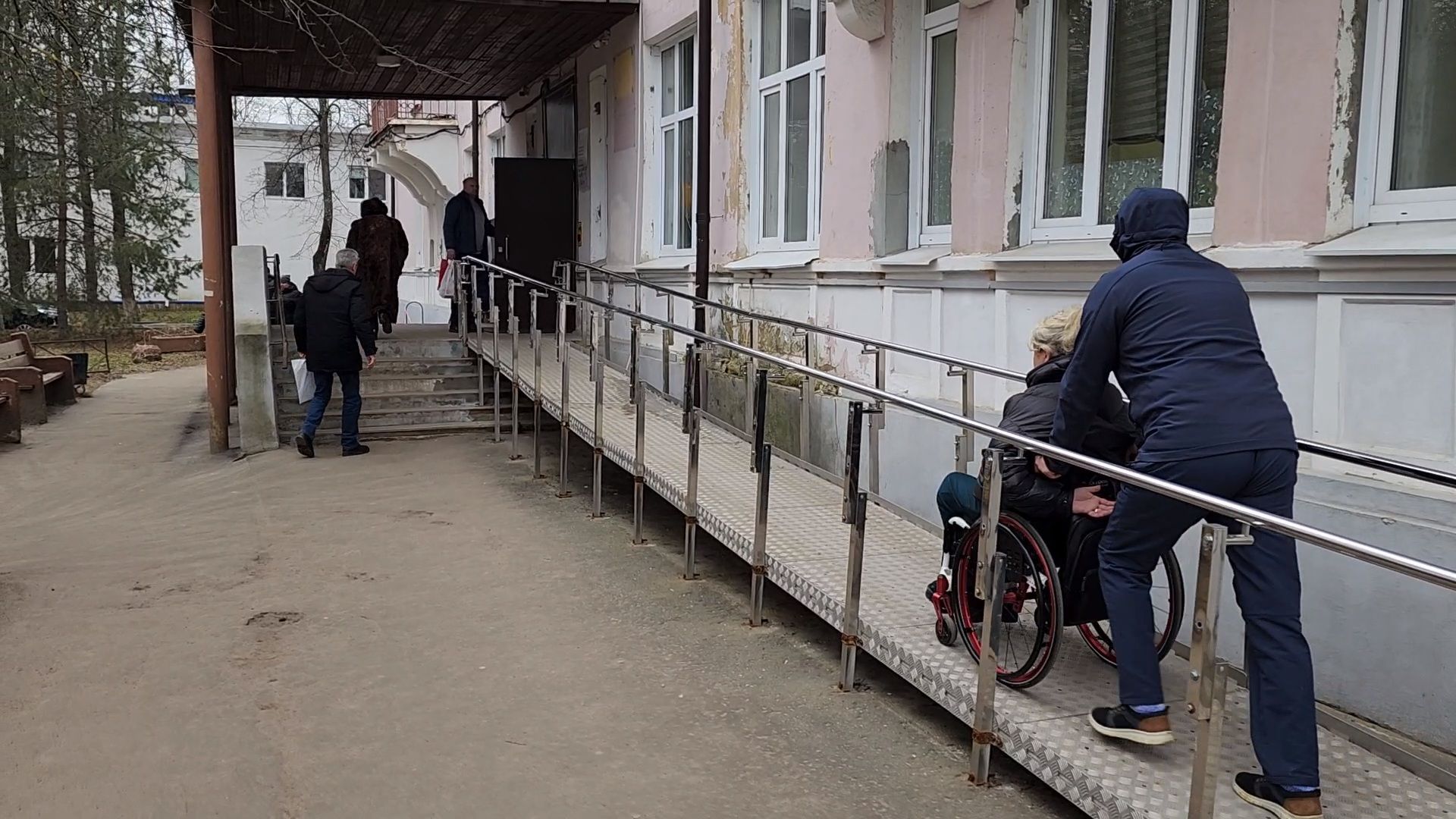 Чехов, Чеховская больница, взрослая поликлиника, улица Пионерская 2, кабинет для маломобильных граждан, пациенты с ограниченными возможностями здоровья, врачи узких специализаций, анализы,