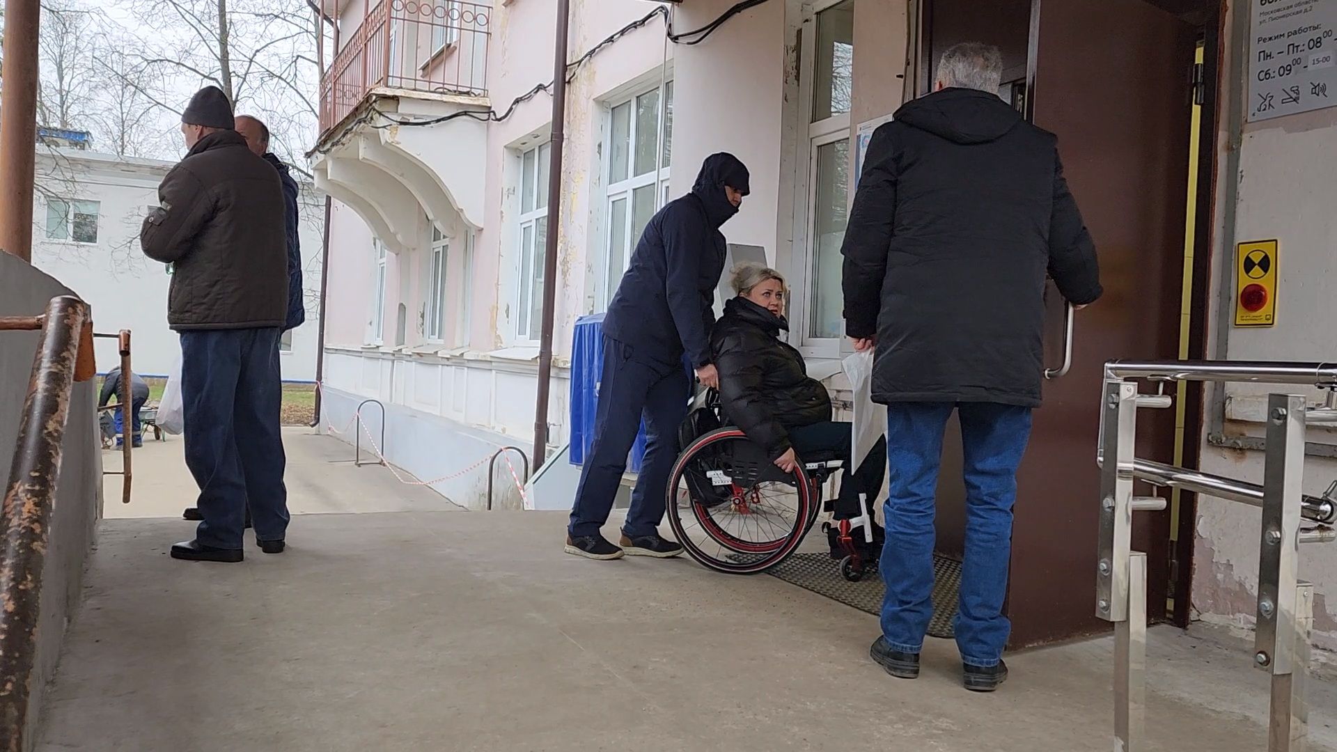 Чехов, Чеховская больница, взрослая поликлиника, улица Пионерская 2, кабинет для маломобильных граждан, пациенты с ограниченными возможностями здоровья, врачи узких специализаций, анализы,