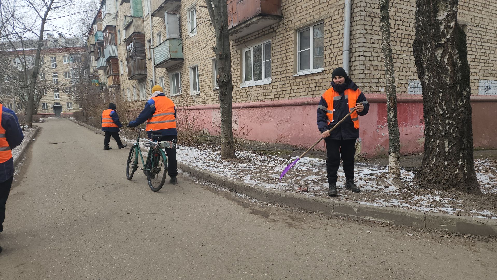вертикалки, пушкино, уборка двора, коммунальное предприятие, урны для мусора,
