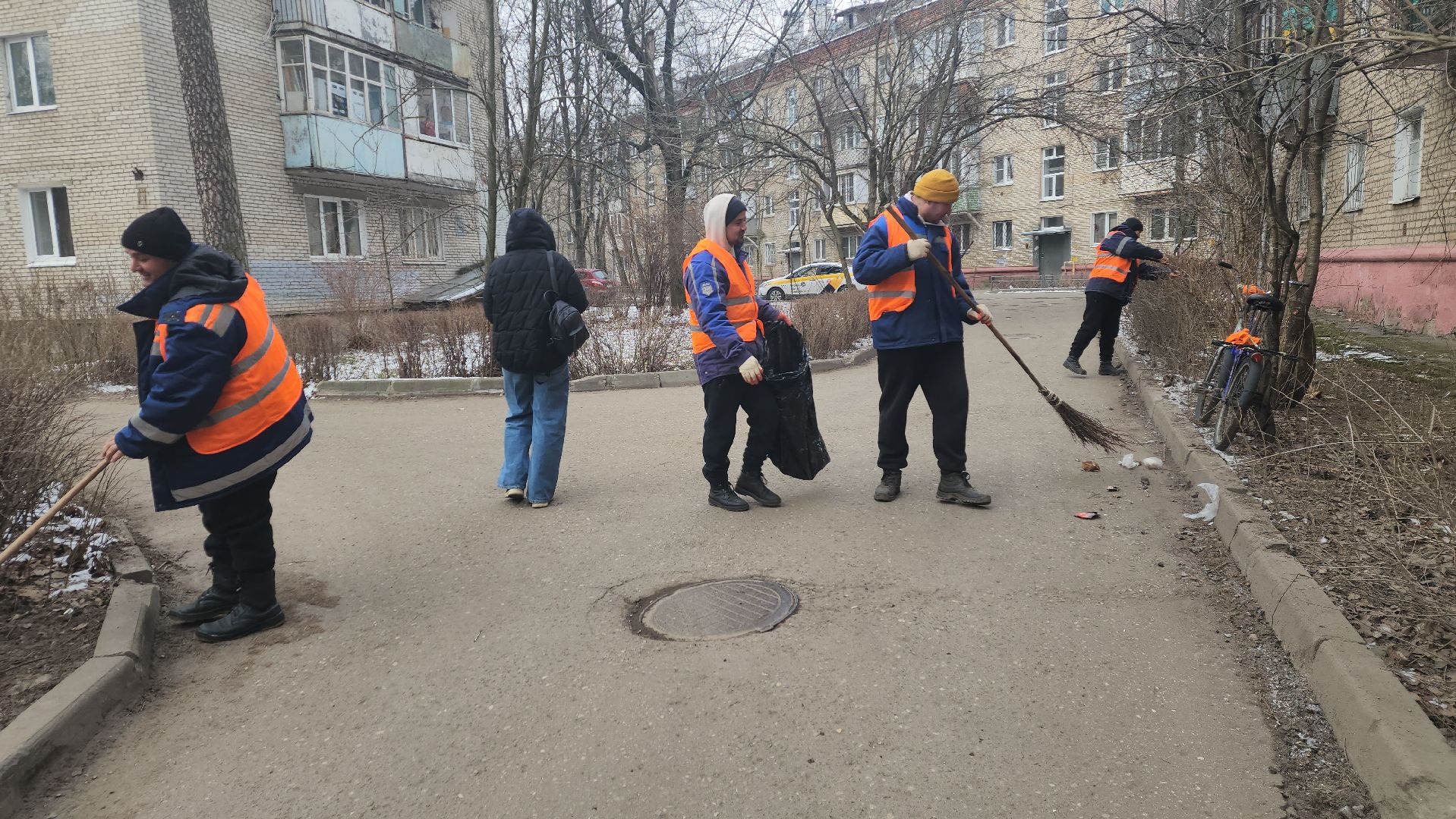 вертикалки, пушкино, уборка двора, коммунальное предприятие, урны для мусора,