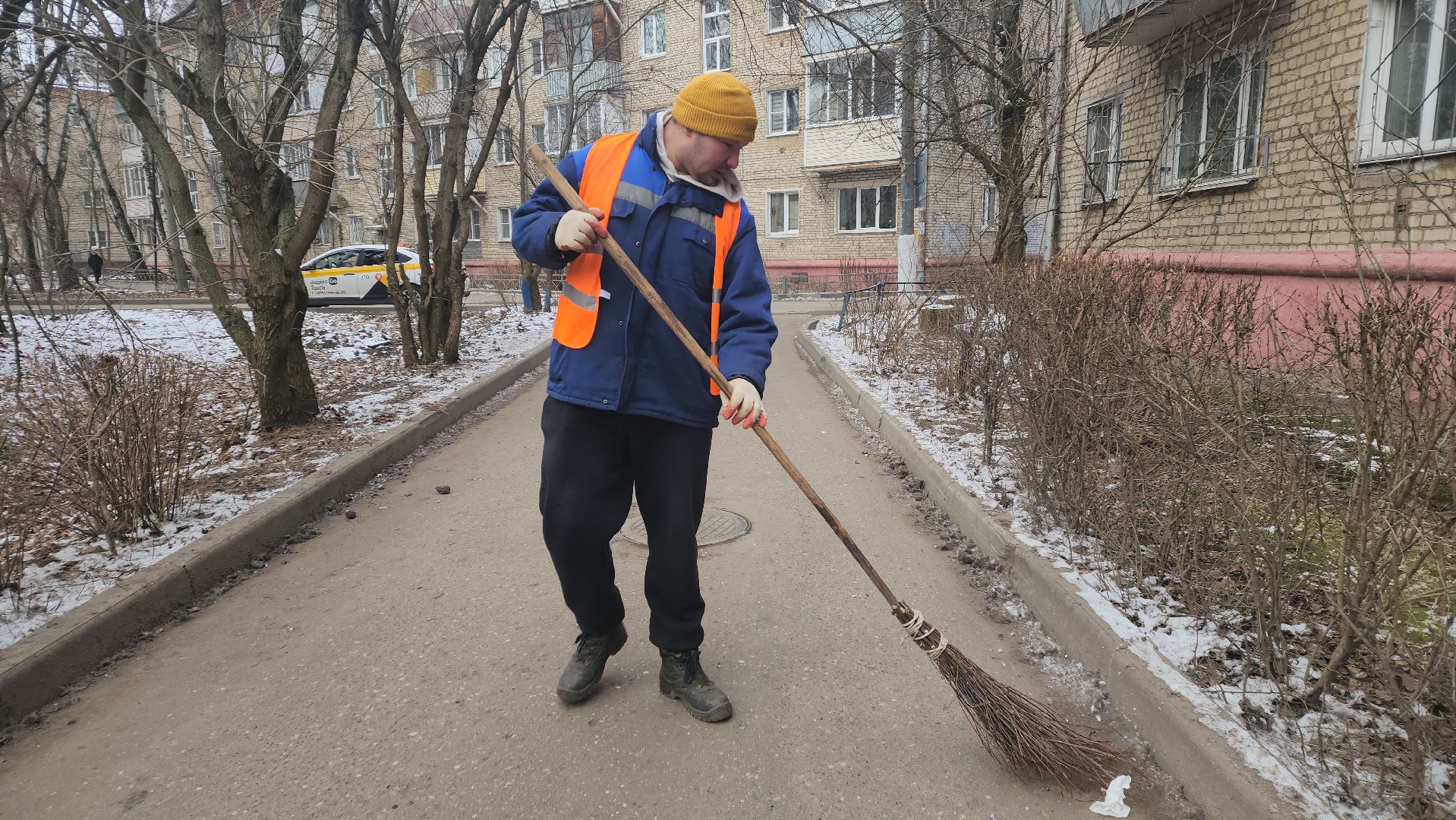 вертикалки, пушкино, уборка двора, коммунальное предприятие, урны для мусора,
