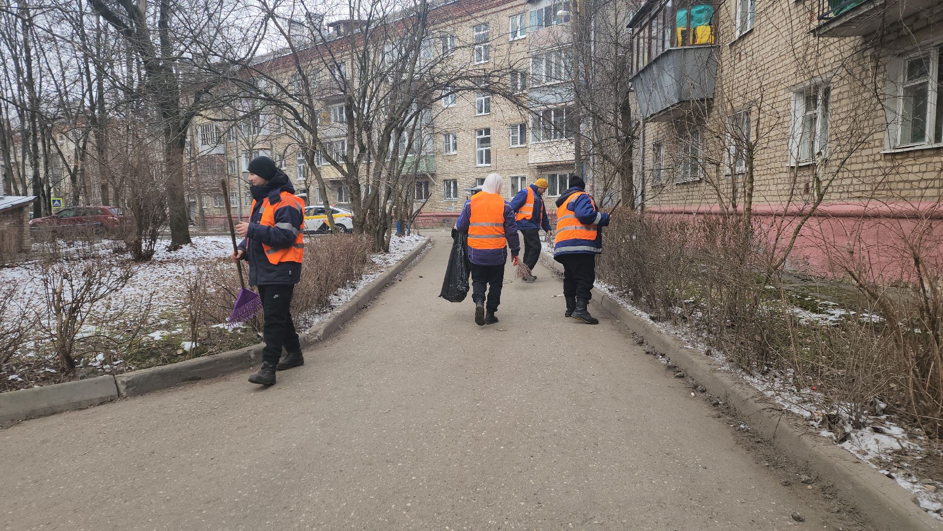 вертикалки, пушкино, уборка двора, коммунальное предприятие, урны для мусора,