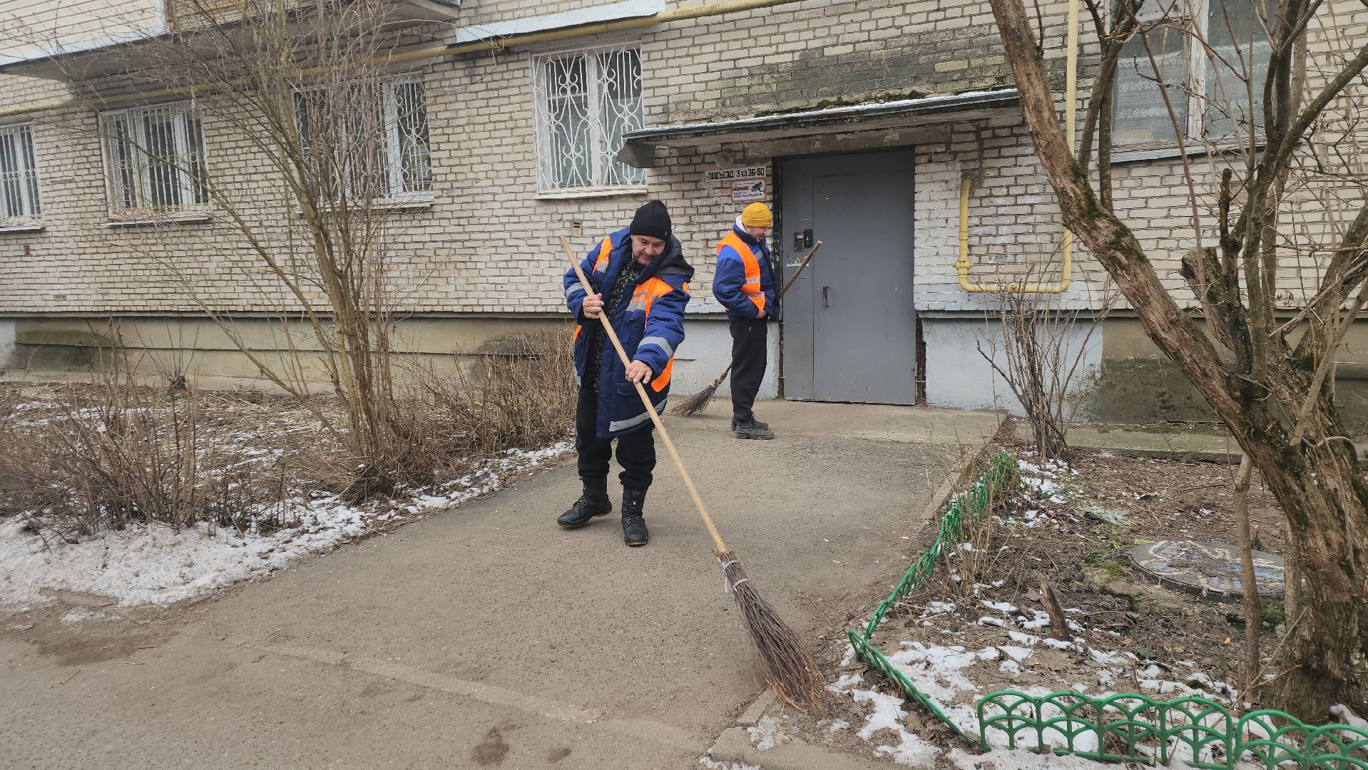 вертикалки, пушкино, уборка двора, коммунальное предприятие, урны для мусора,