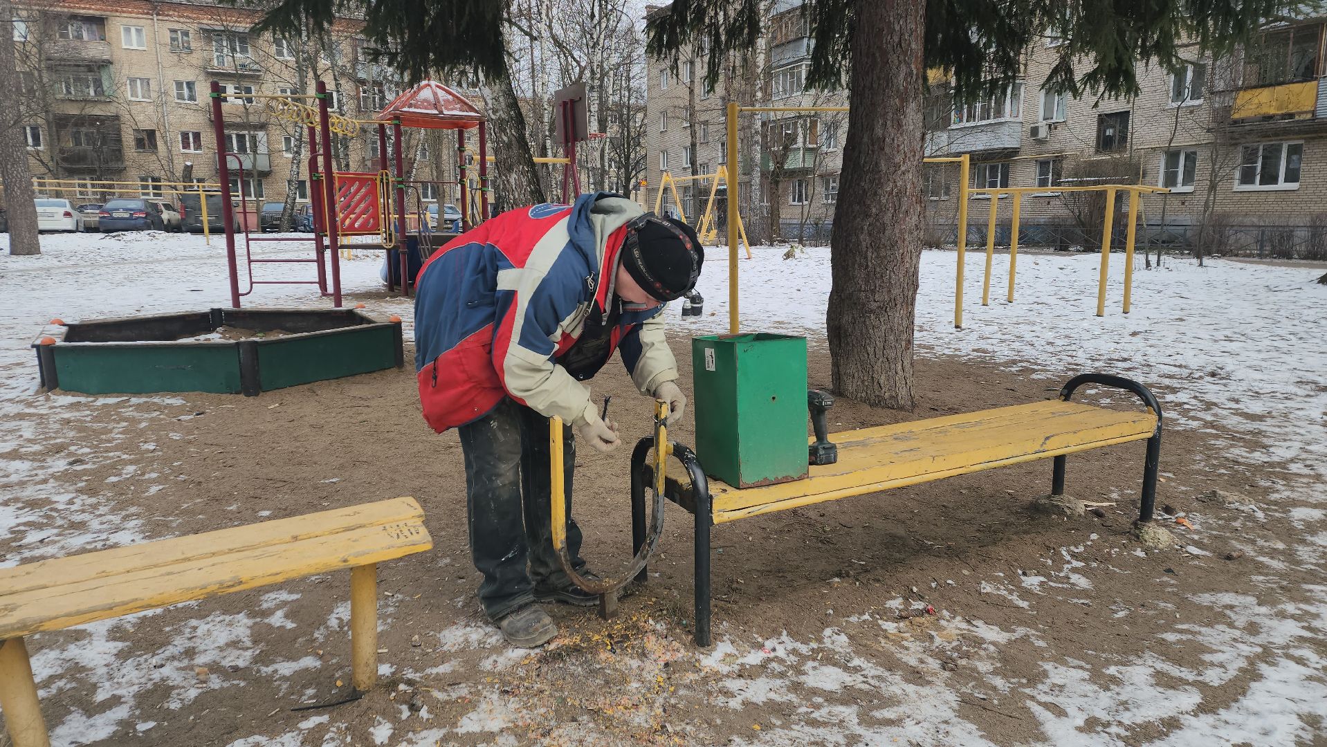 вертикалки, пушкино, уборка двора, коммунальное предприятие, урны для мусора,