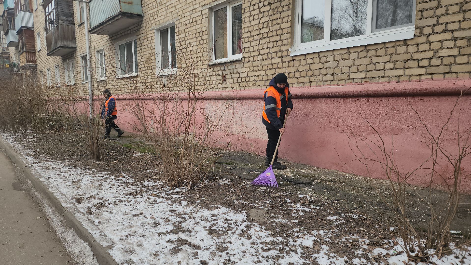 вертикалки, пушкино, уборка двора, коммунальное предприятие, урны для мусора,