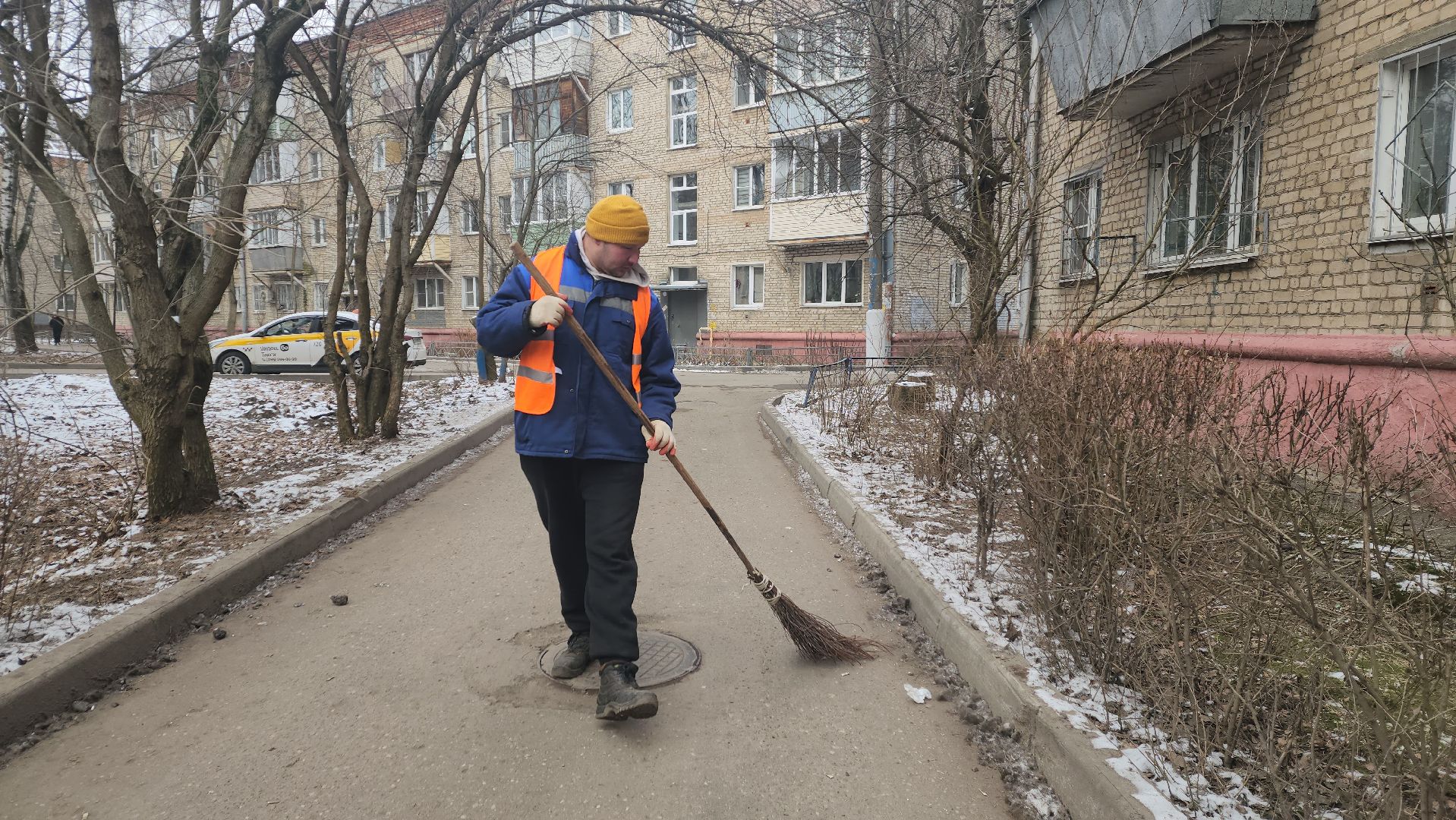 вертикалки, пушкино, уборка двора, коммунальное предприятие, урны для мусора,