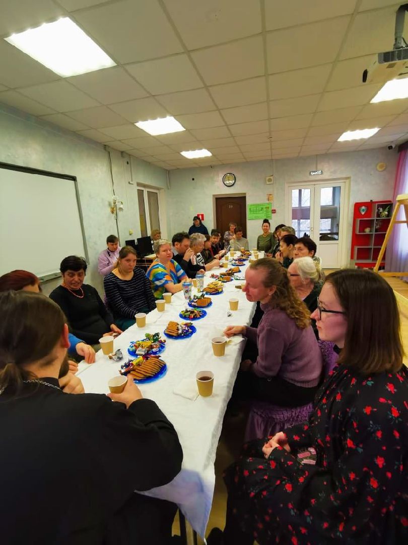 вертикалка, ивантеевка, священник, встреча, беседа,песни под гитару,центр социального обслуживания, родители детей инвалидов,