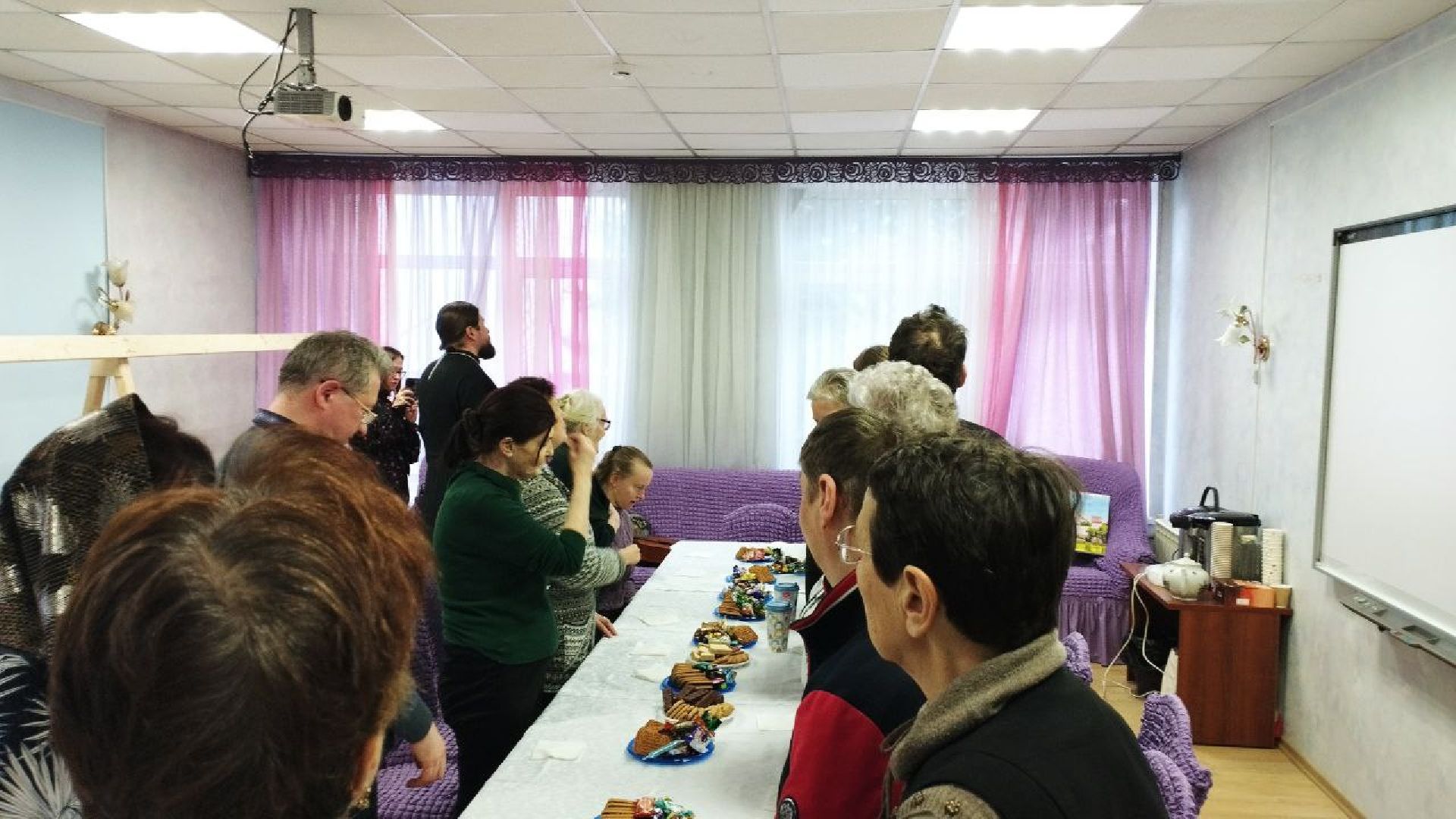 вертикалка, ивантеевка, священник, встреча, беседа,песни под гитару,центр социального обслуживания, родители детей инвалидов,